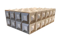 Boîte à os en forme de pyramide surélevée à design géométrique, blanc et havane, Inde, contemporain