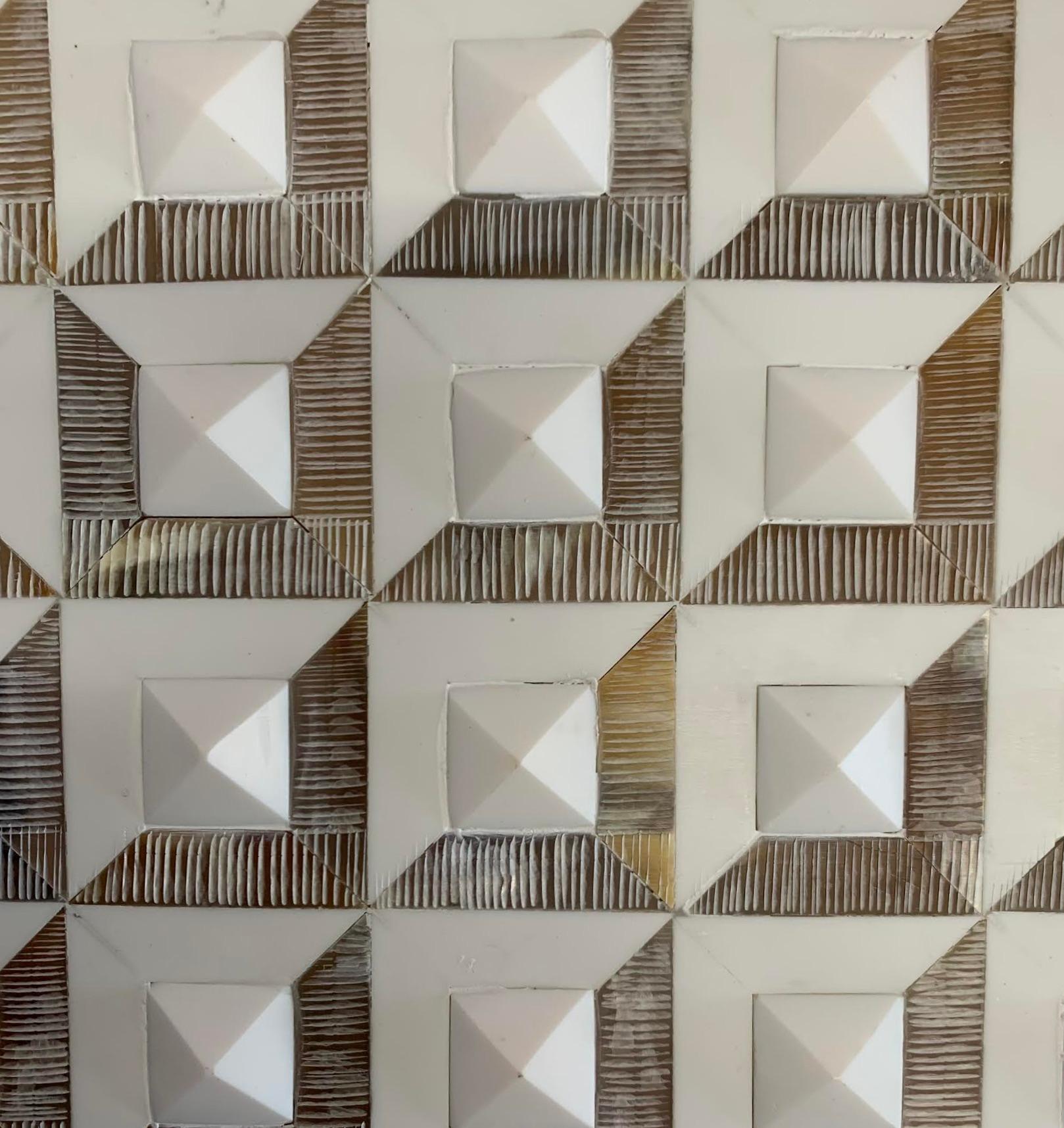Boîte à os en forme de pyramide surélevée à design géométrique, blanc et havane, Inde, contemporain Neuf - En vente à New York, NY