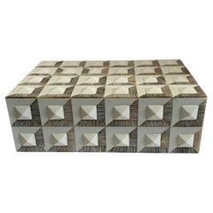 Boîte à os en forme de pyramide surélevée à design géométrique, blanc et havane, Inde, contemporain