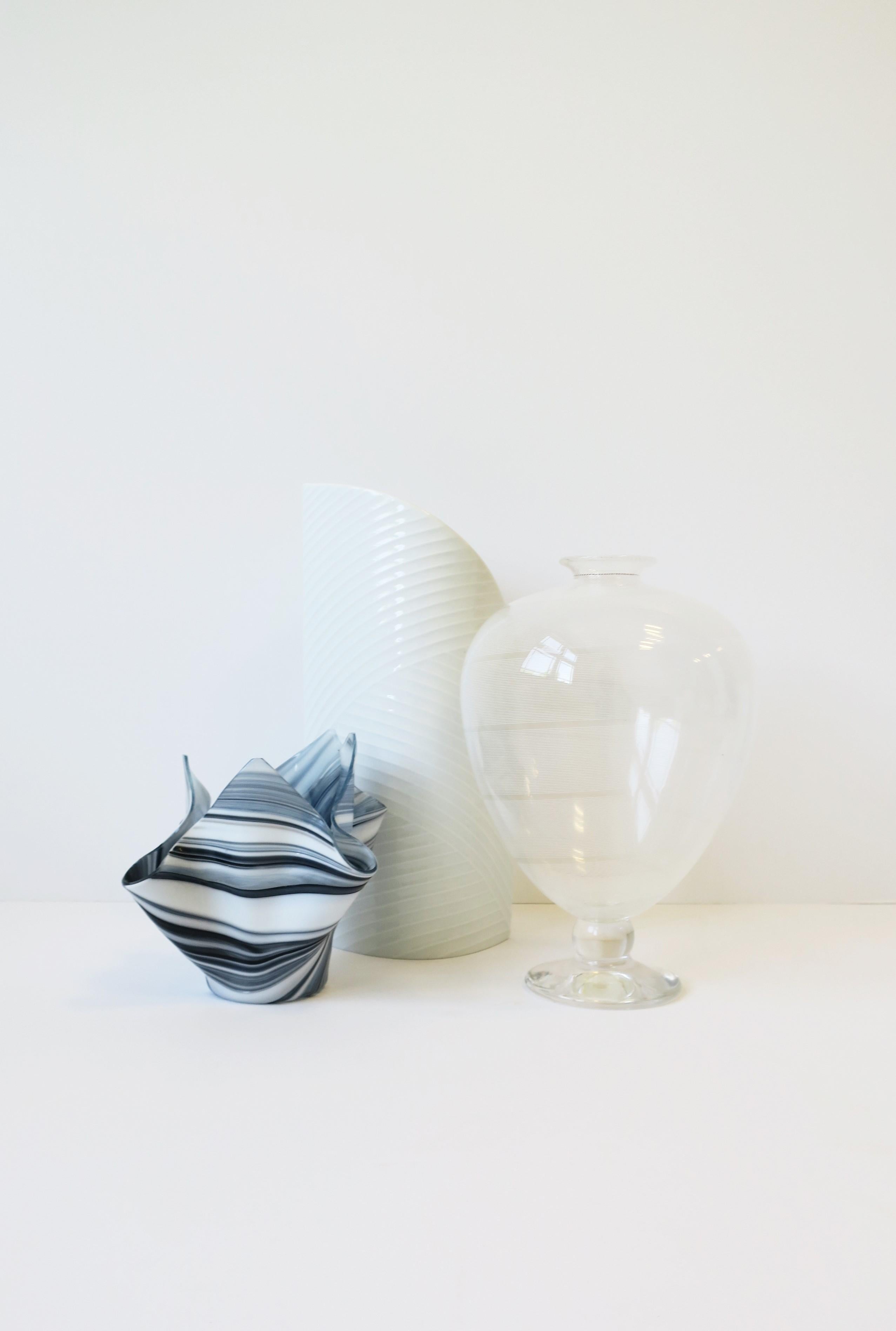 Vase in Urnenform aus weißem und durchscheinendem Klarglas nach Vittorio Zecchin im Angebot 1