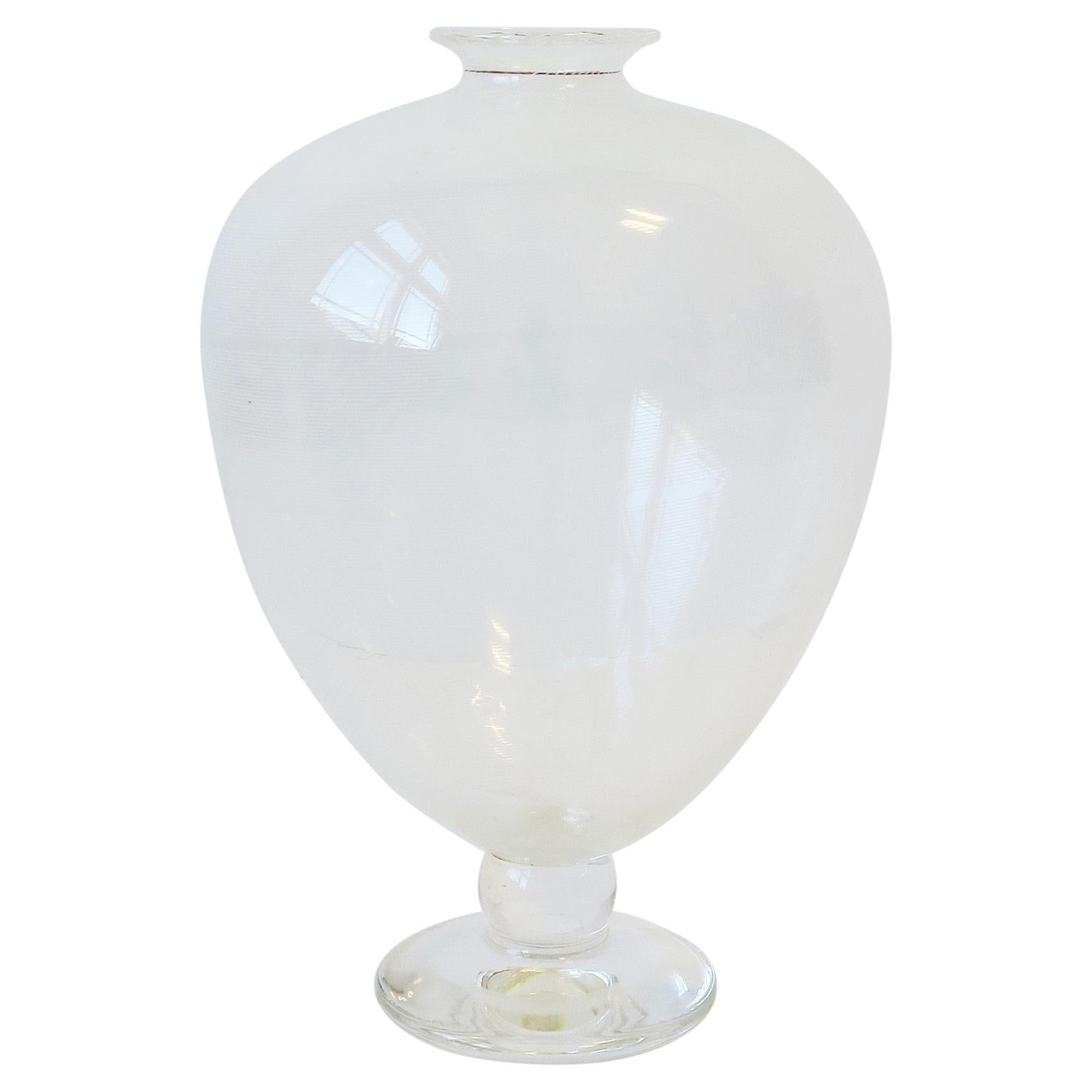 Vase en forme d'urne en verre d'art blanc et transparent d'après Vittorio Zecchin