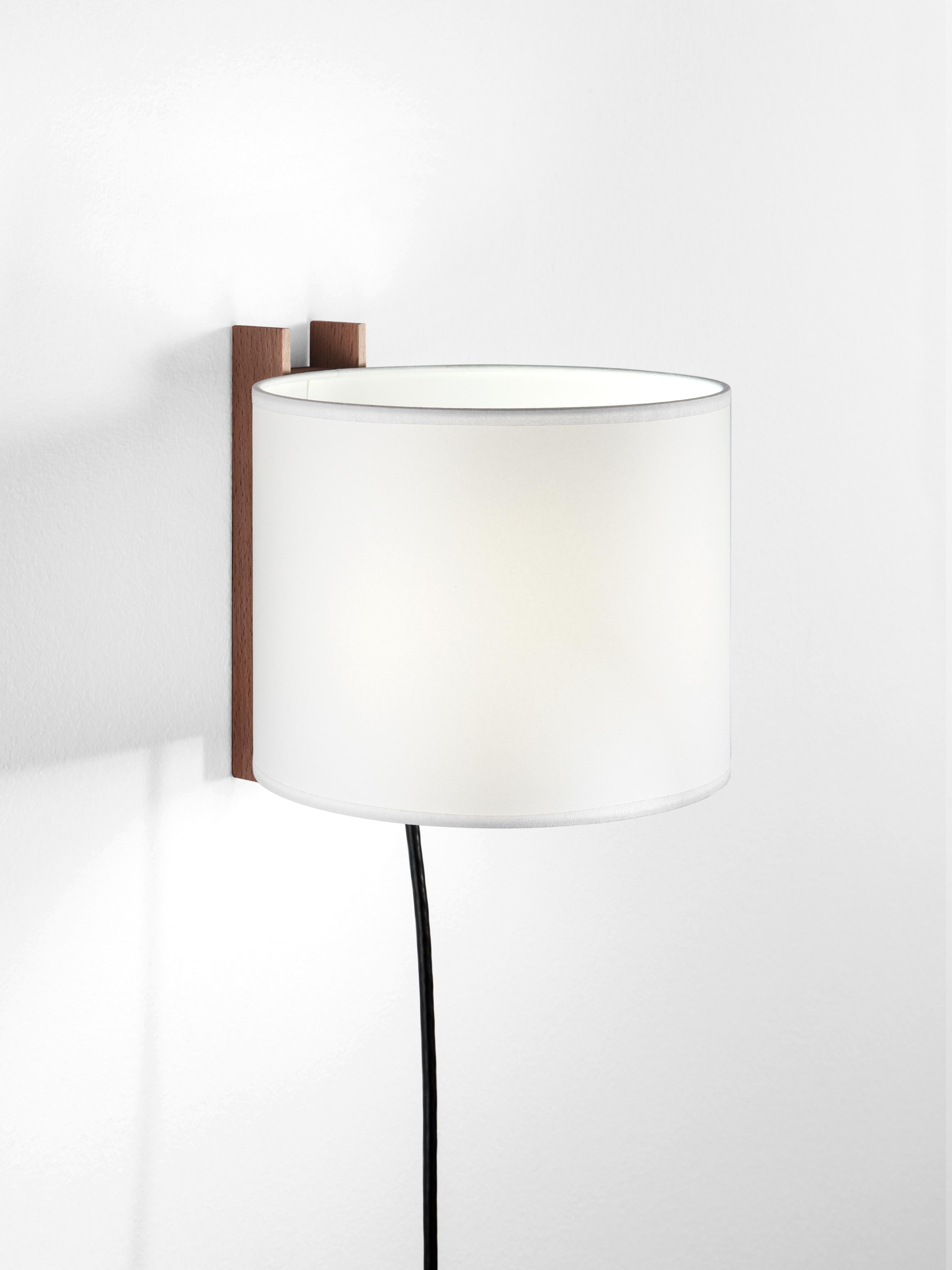 White and Walnut TMM Corto wall lamp by Miguel Milá
Dimensions: D 20 x W 23 x H 20 cm
Materials: Metal, walnut wood, parchment lampshade.
With plug.
Available in beech or walnut and in white or beige lampshade.
Available with plug or direct