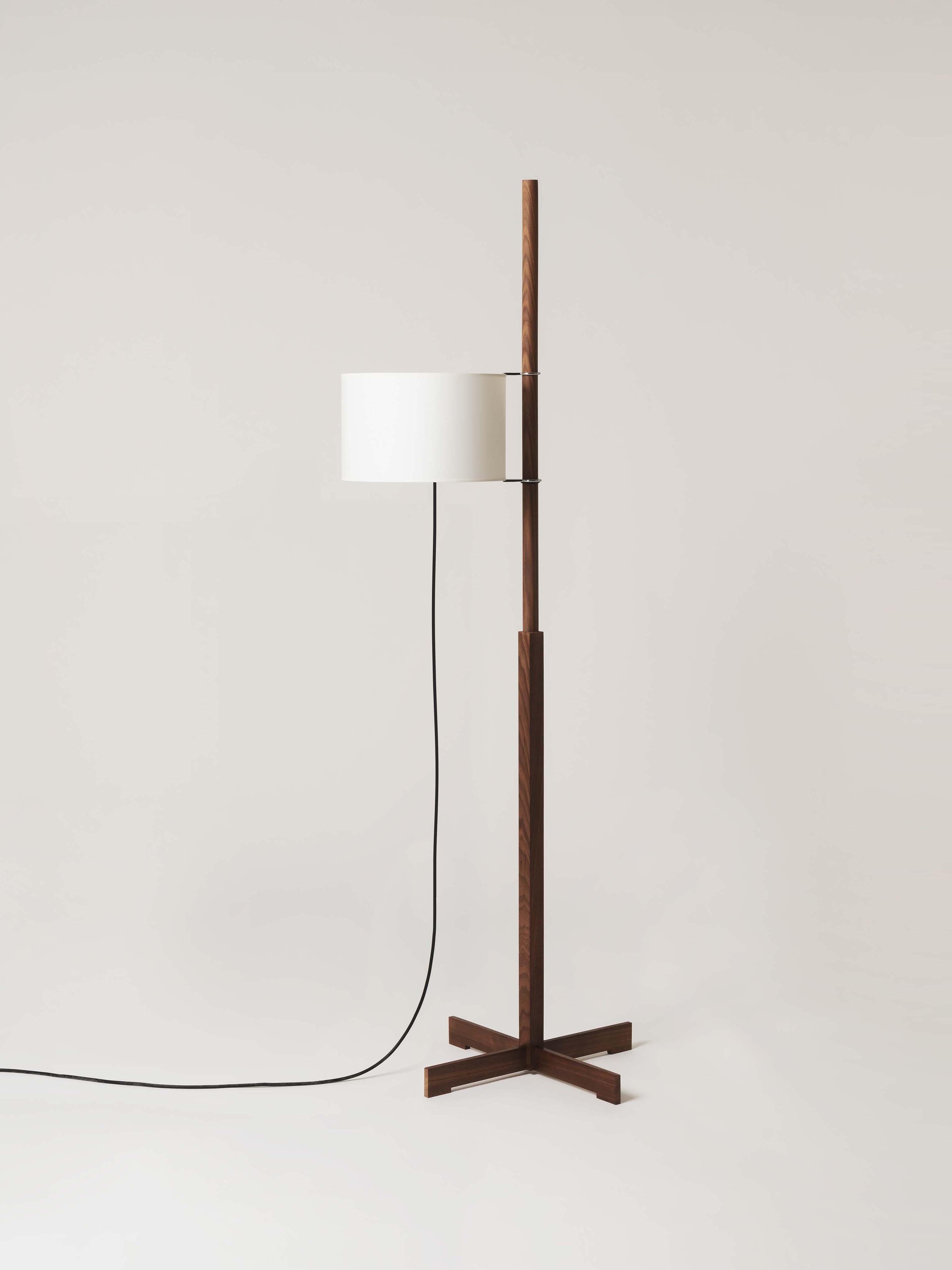 White and walnut TMM floor lamp by Miguel Milá
Dimensions: D 50 x W 60 x H 166 cm
Materials: Cherry wood, parchment lampshade.
Available in 3 lampshades: beige, white and white with diffuser.
Available in 5 woods: beech, cherry, walnut, natural
