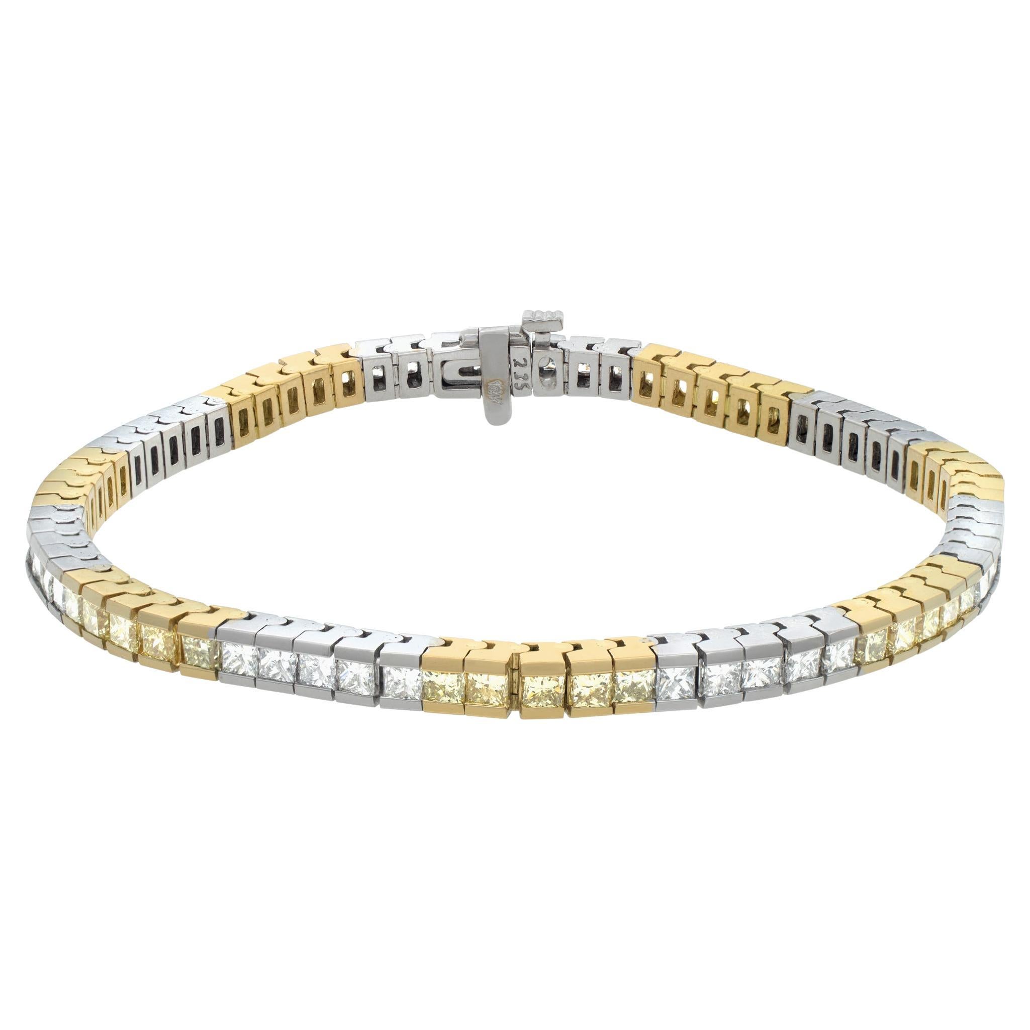 White and yelllow gold bracelet with white and yellow diamonds. For Sale
