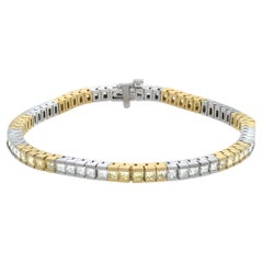 Bracelet en or blanc et doux avec des diamants blancs et jaunes.