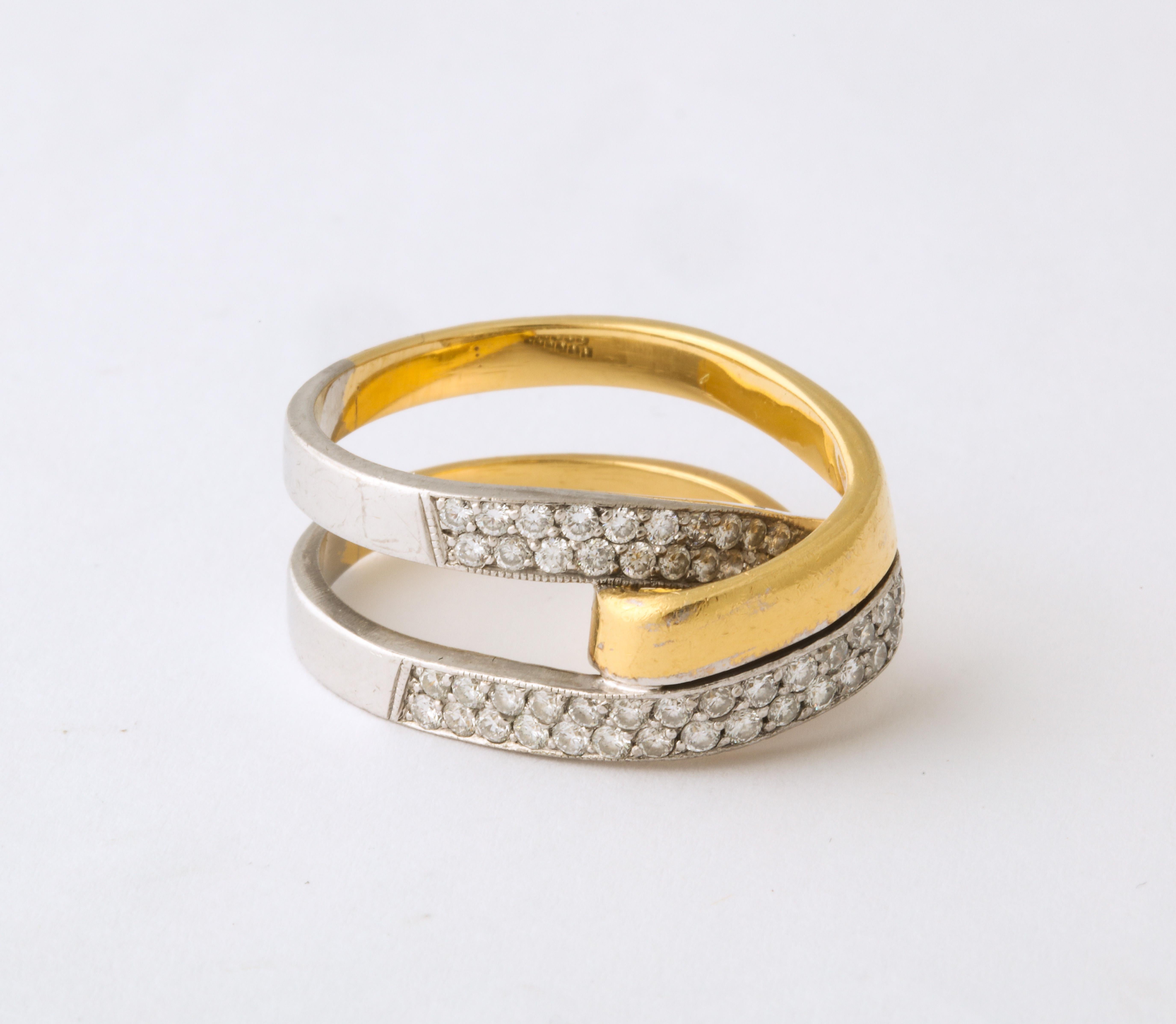 Ein wunderschöner Crossover-Ring aus 18 K Gold mit Diamanten, weiß und gelb.