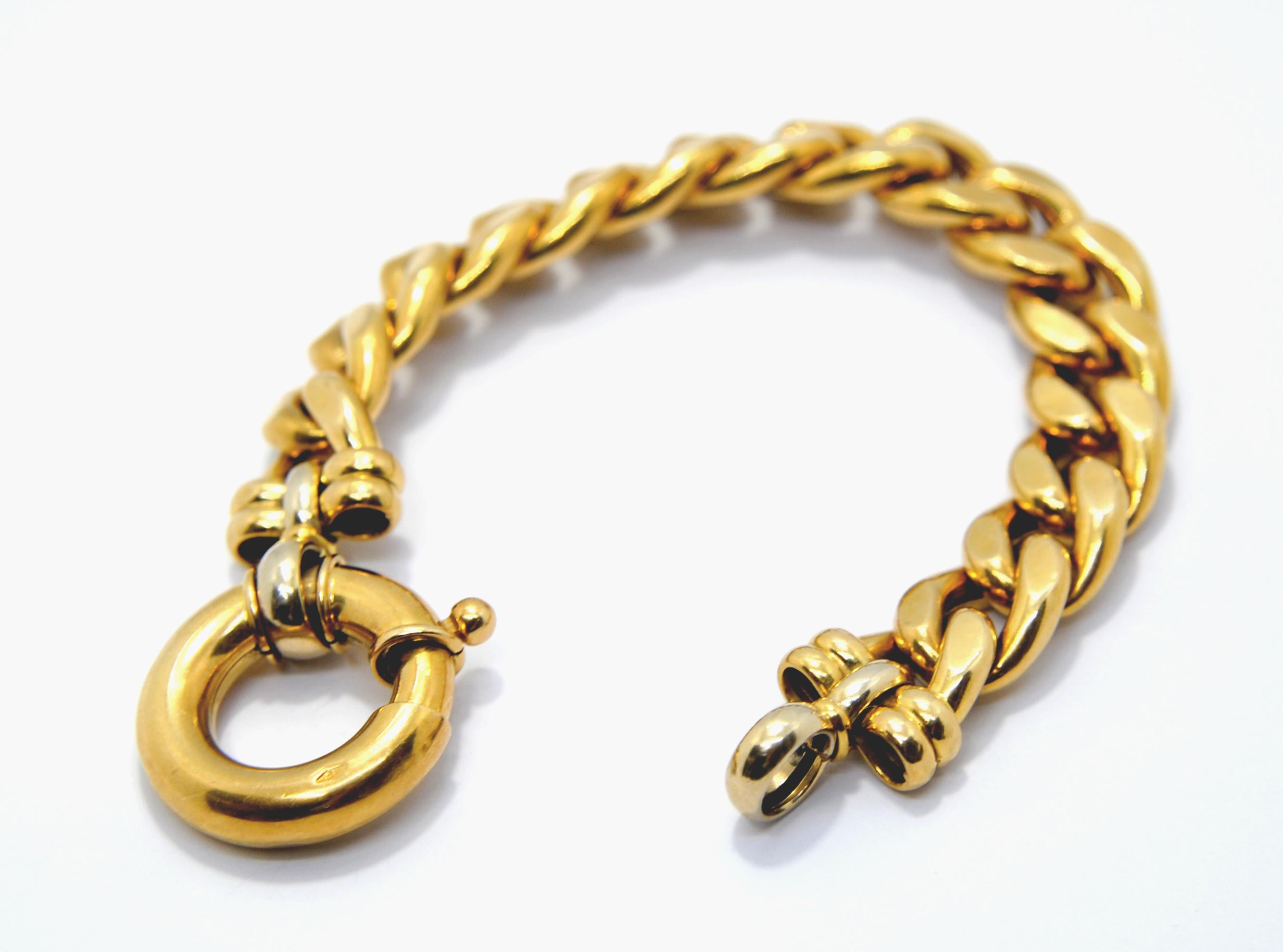 Classic 90´s big link bracelet
For creative and fashion every day wear and style can be adapted to another similar chain and can be used as necklace

Weight 34.7 grams
lenght 22 cm
