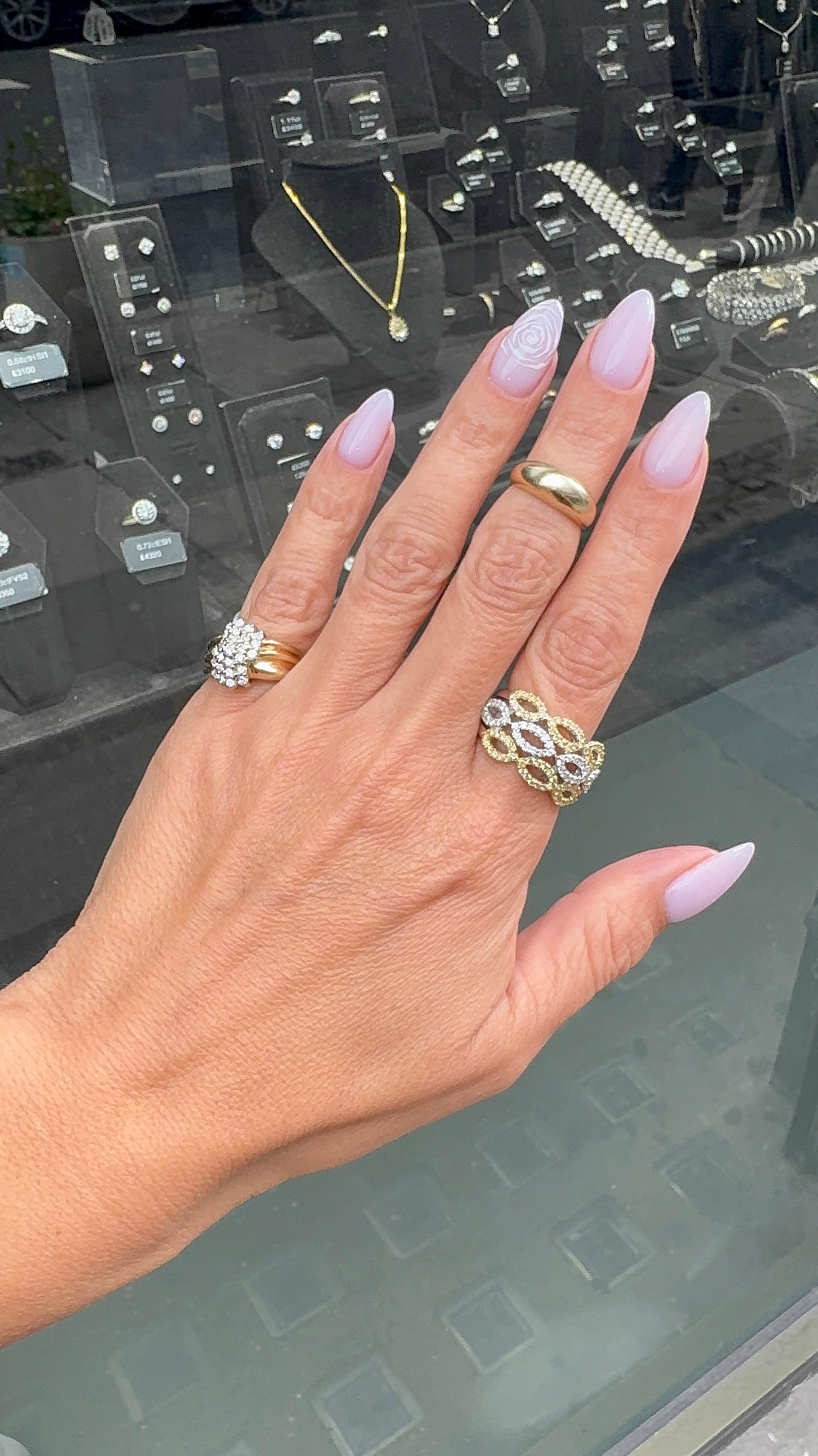 Taglio brillante Anello Infinity con diamante bianco e giallo in oro 18 carati a fascia larga e affusolata in vendita