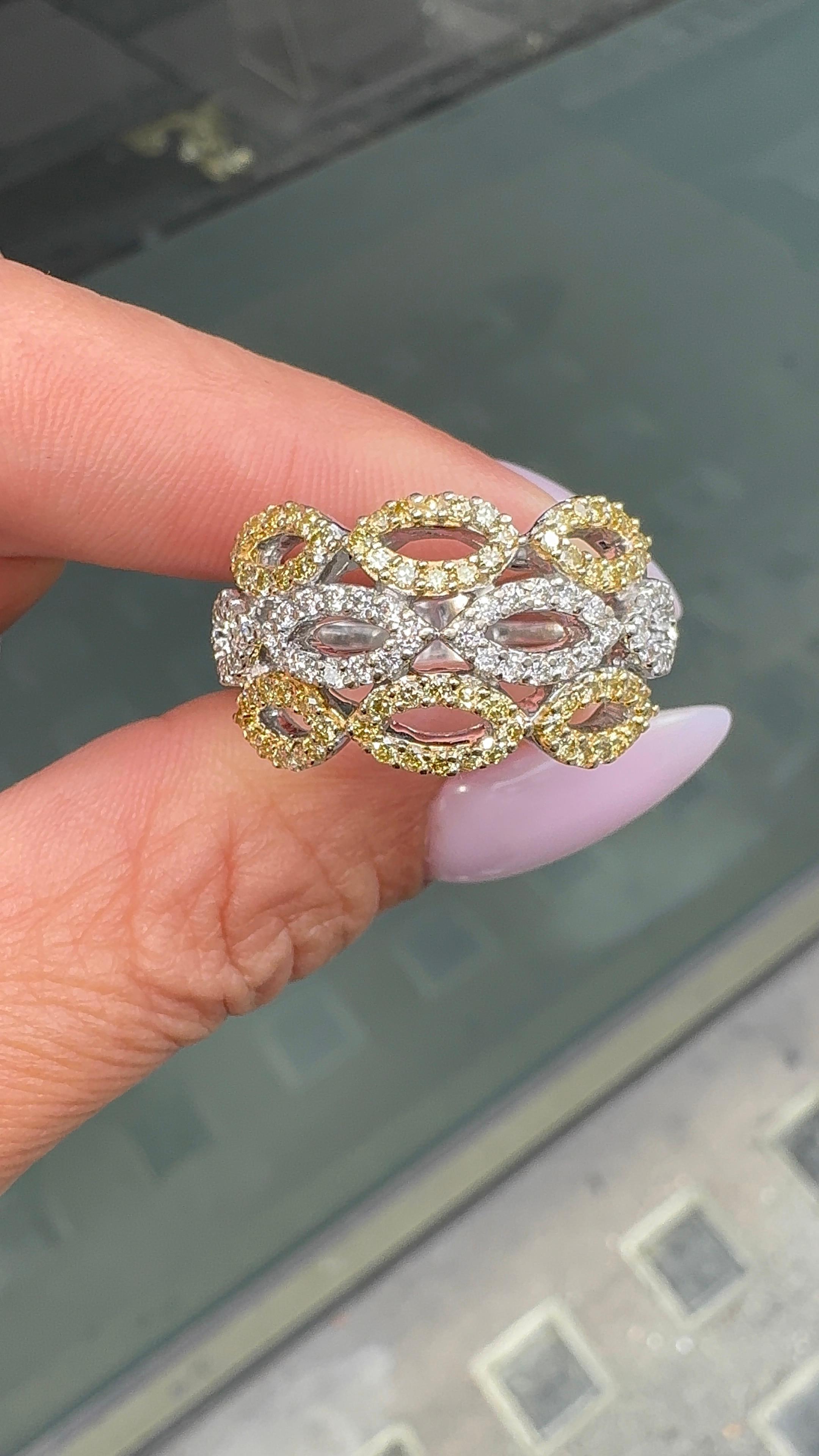 Anello Infinity con diamante bianco e giallo in oro 18 carati a fascia larga e affusolata In condizioni buone in vendita a London, GB