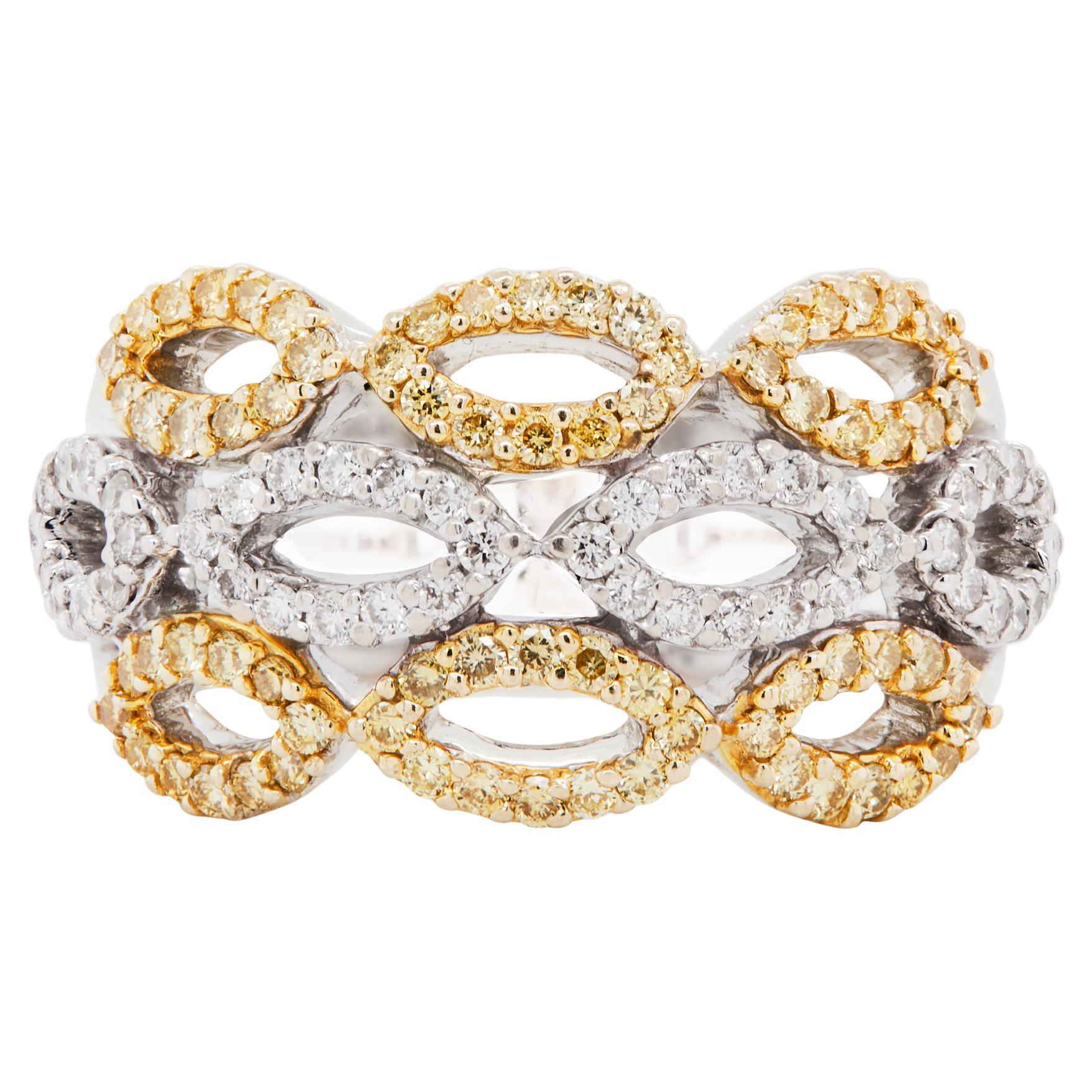 Anello Infinity con diamante bianco e giallo in oro 18 carati a fascia larga e affusolata in vendita
