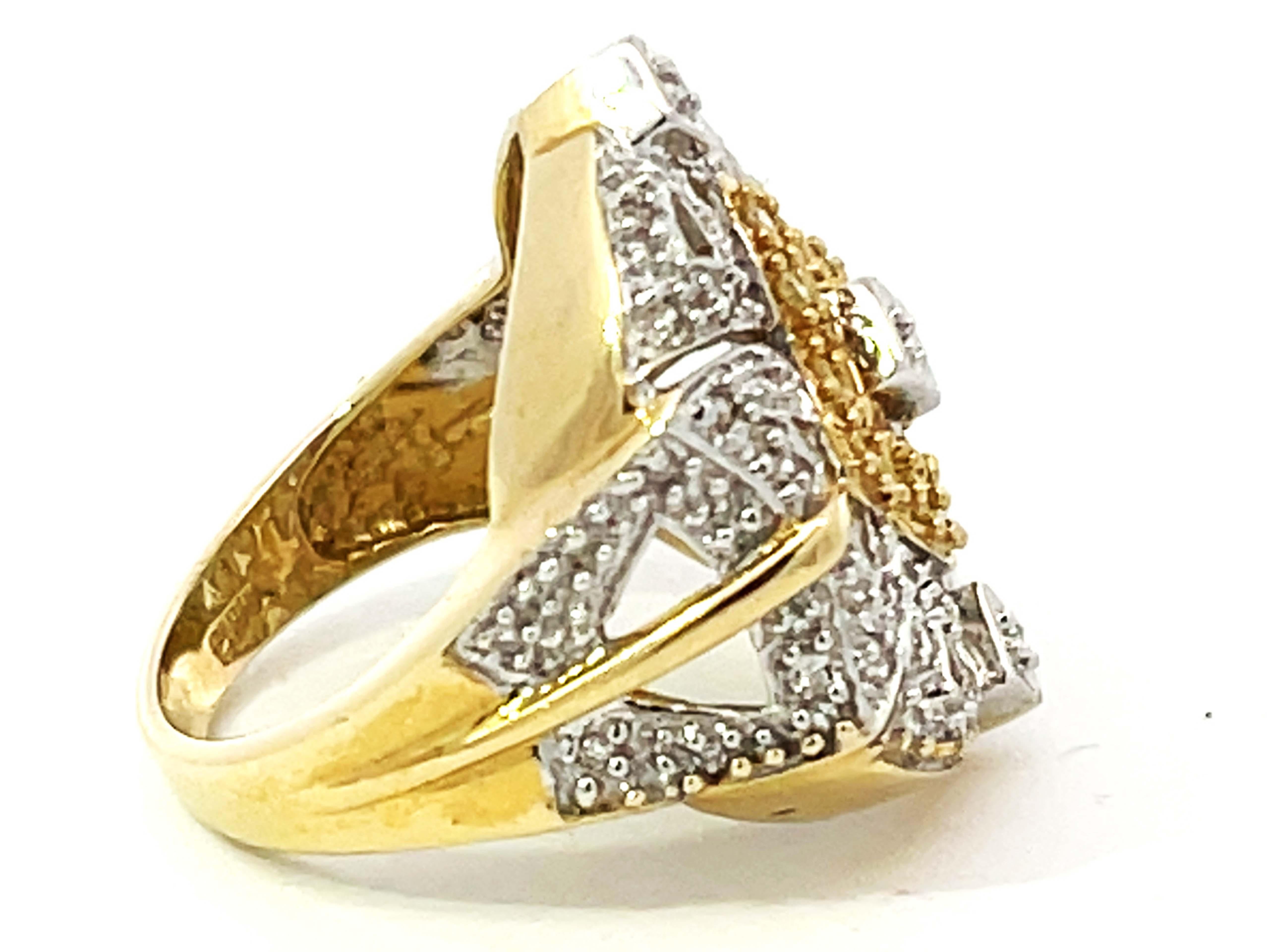 White and Yellow Diamond Geometric Design Ring in 14k Yellow Gold In Excellent Condition For Sale In Honolulu, HI