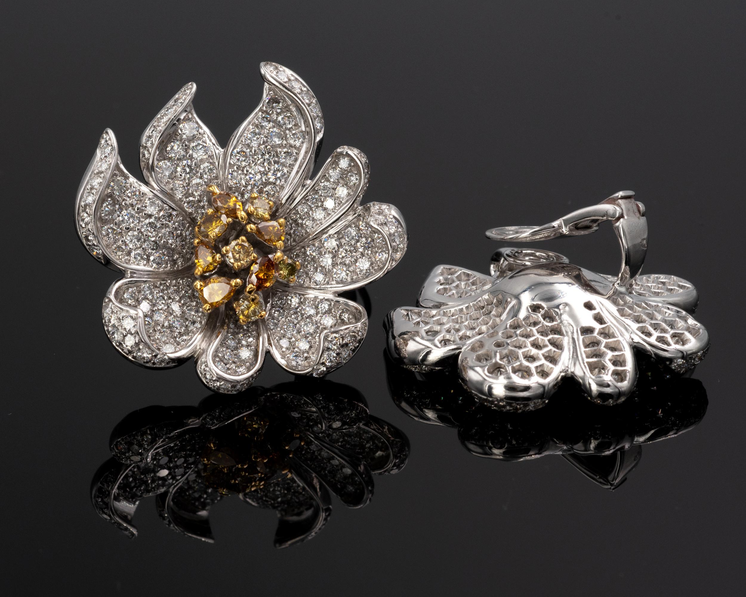 Taille brillant Boucles d'oreilles clips fleur en or 18KT avec diamants blancs et jaunes en vente