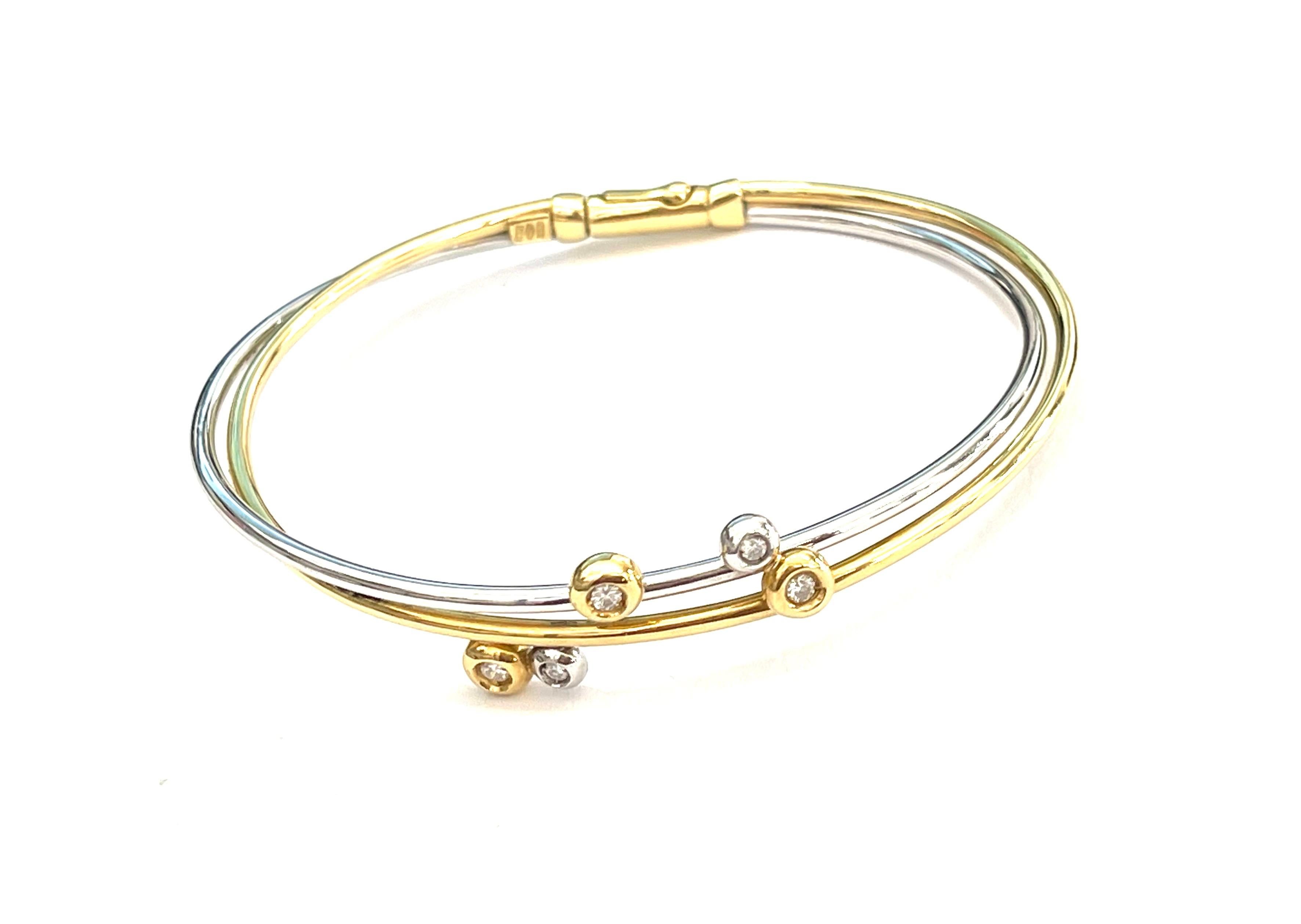 Bracelet en or blanc et or jaune avec des diamants blancs de la collection champagne. Très facile à porter pour sa flexibilité.
Le poids total de l'or est de 10,90 GR
Le poids des diamants est de 0,16 ct

Tampon 10 MI 750

