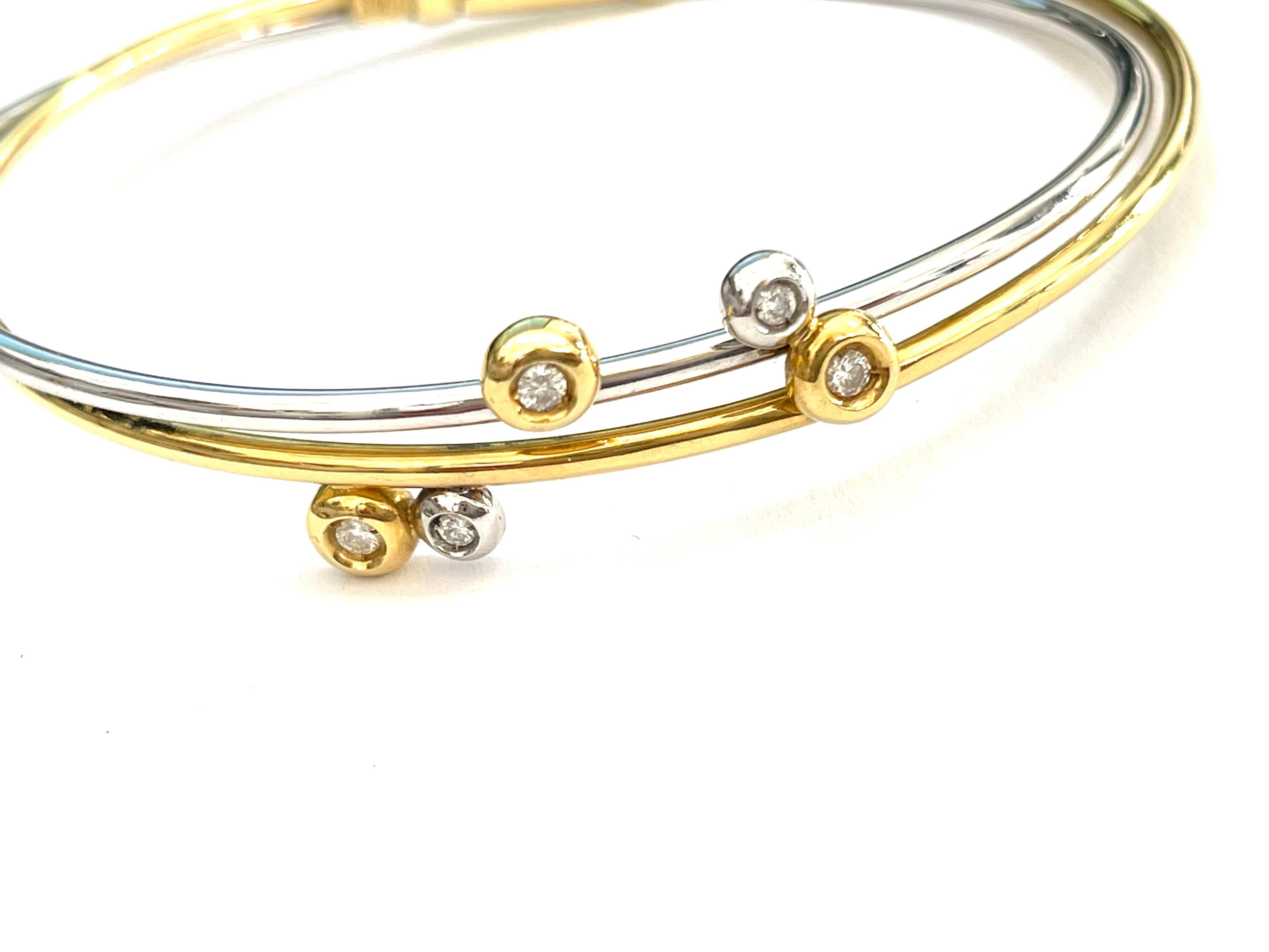 Taille brillant Bracelet jonc souple blanc et jaune orné de diamants en vente