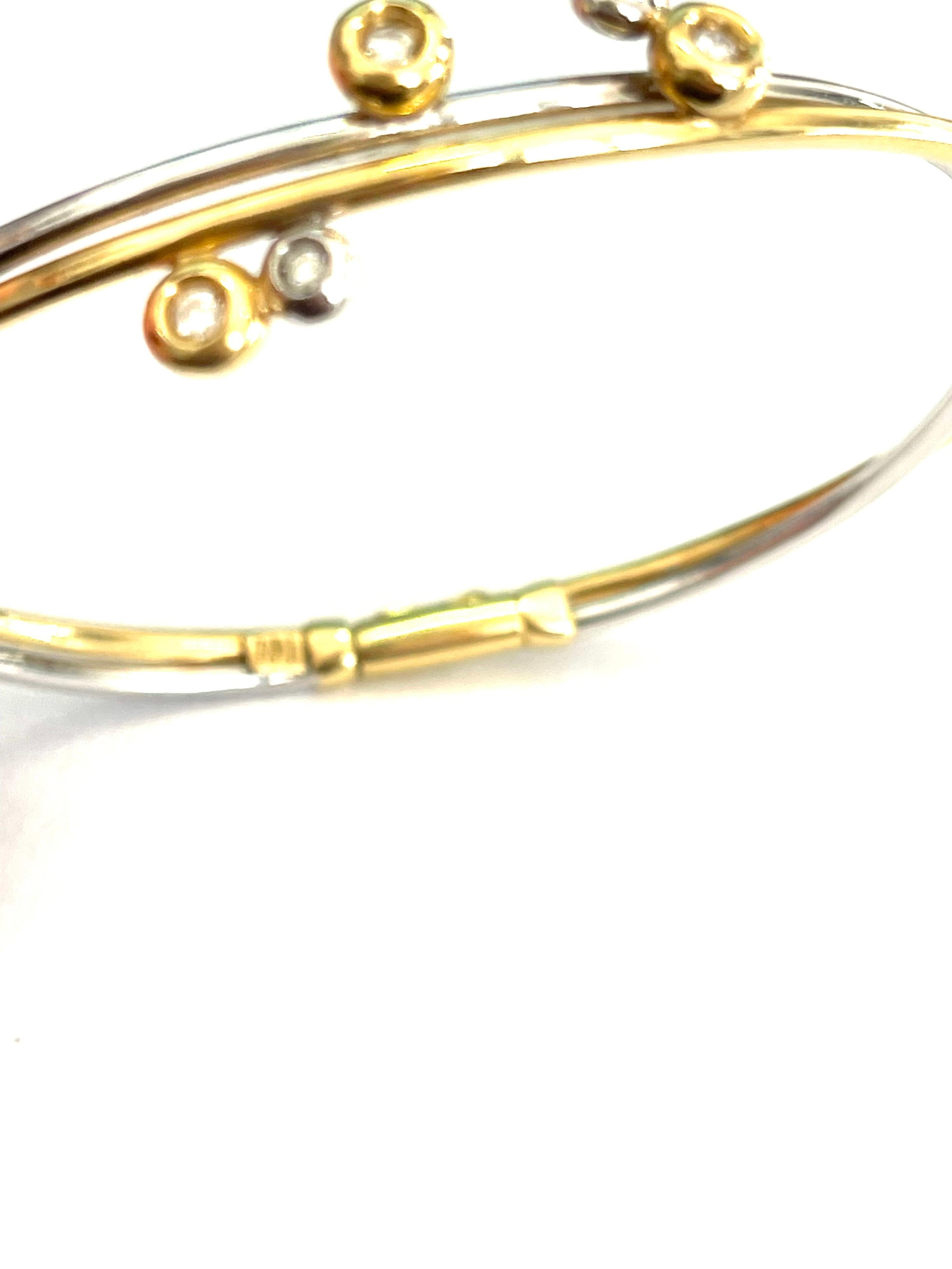 Bracelet jonc souple blanc et jaune orné de diamants en vente 3
