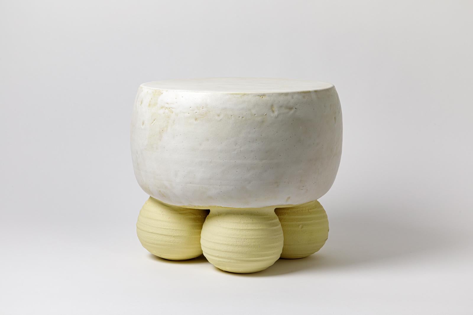 Weiß  und gelb  Hocker oder Couchtisch aus glasierter Keramik von Mia Jensen. 
Künstlersignatur unter  die Basis. 2024.
H : 13,4' x 15'.

