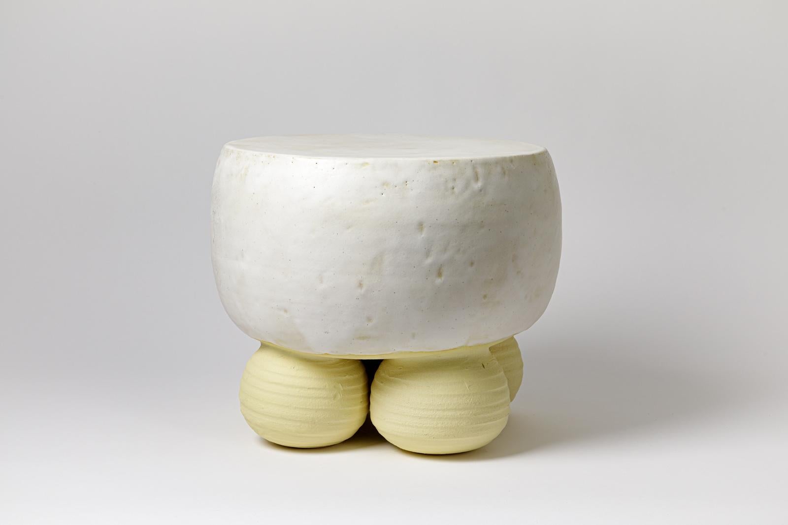 Weiß  und  gelb glasierte Keramik  Couchtisch oder Hocker  Mia Jensen, 2024. (Beaux Arts) im Angebot
