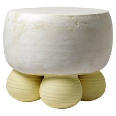 Blanco  y  cerámica esmaltada amarilla  mesa de centro o taburete  de Mia Jensen, 2024.