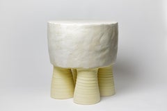 Blanc  et  Céramique émaillée jaune  table basse ou tabouret  par Mia Jensen, 2025.