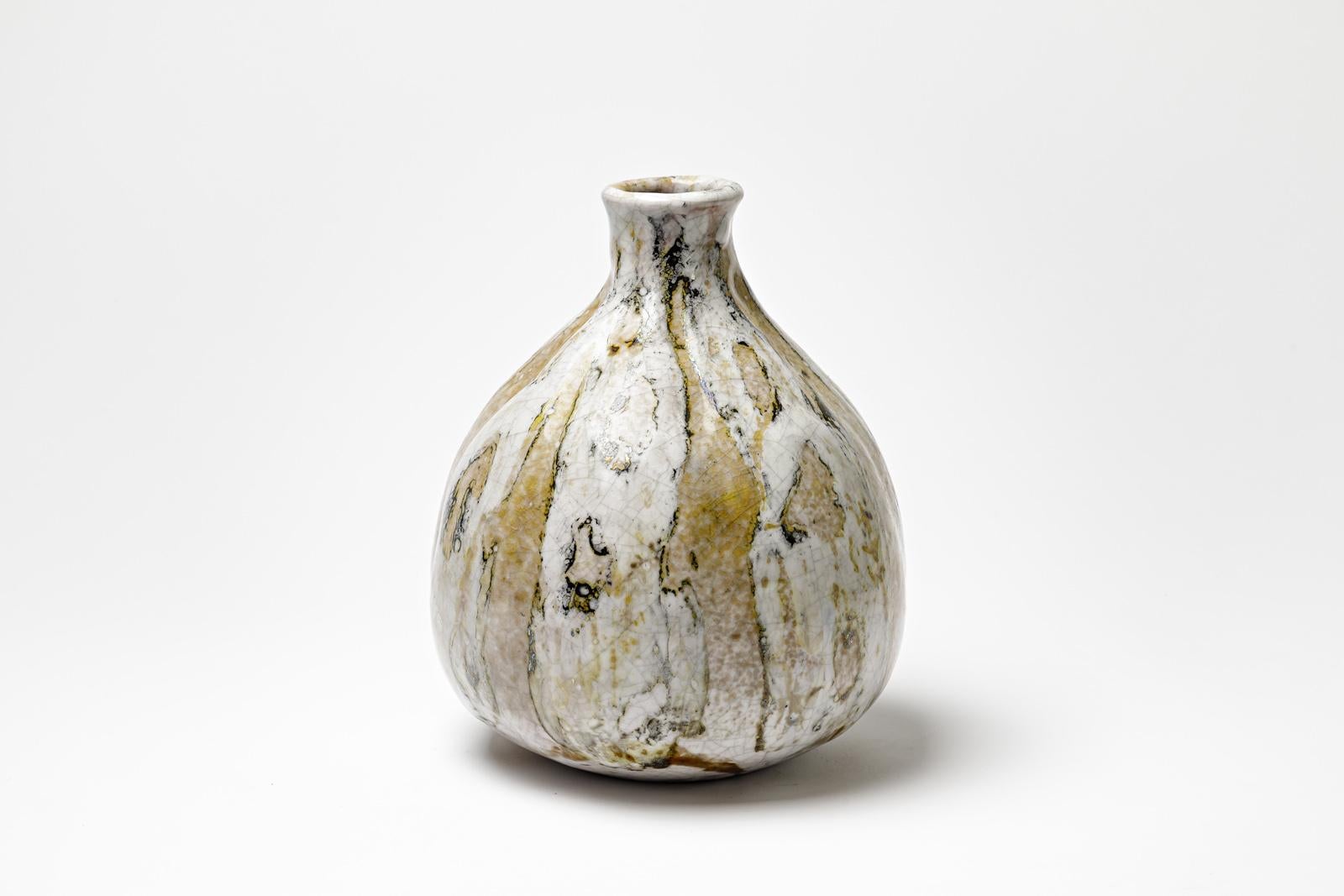 Vase en céramique émaillée blanche et jaune de Gisèle Buthod Garçon. 
Raku a tiré. Monogramme de l'artiste sous la base. Vers 1980-1990.
H : 9.8' x 9.1' pouces.