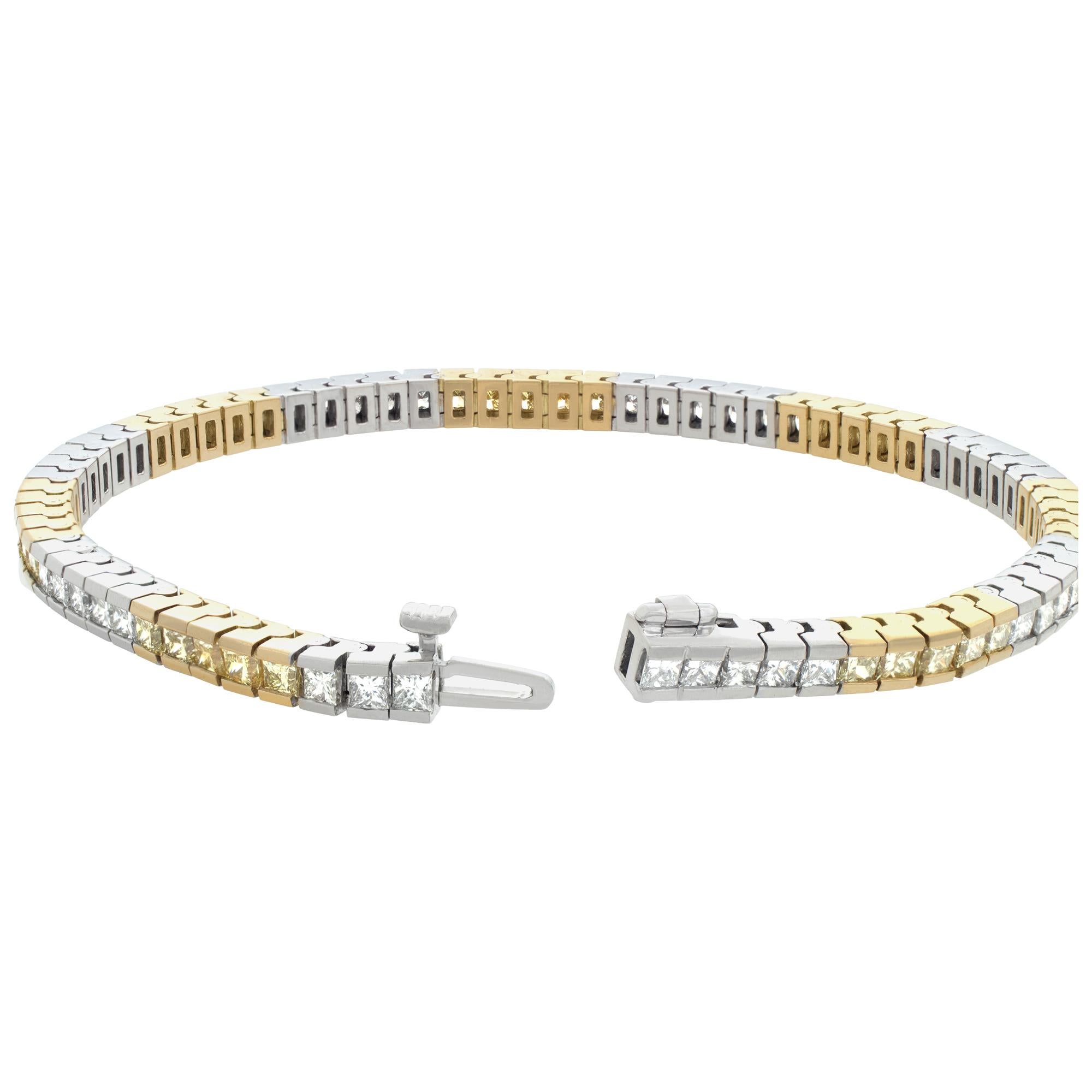 Bracelet en or blanc et jaune avec des diamants blancs et jaunes. Excellent état - En vente à Surfside, FL