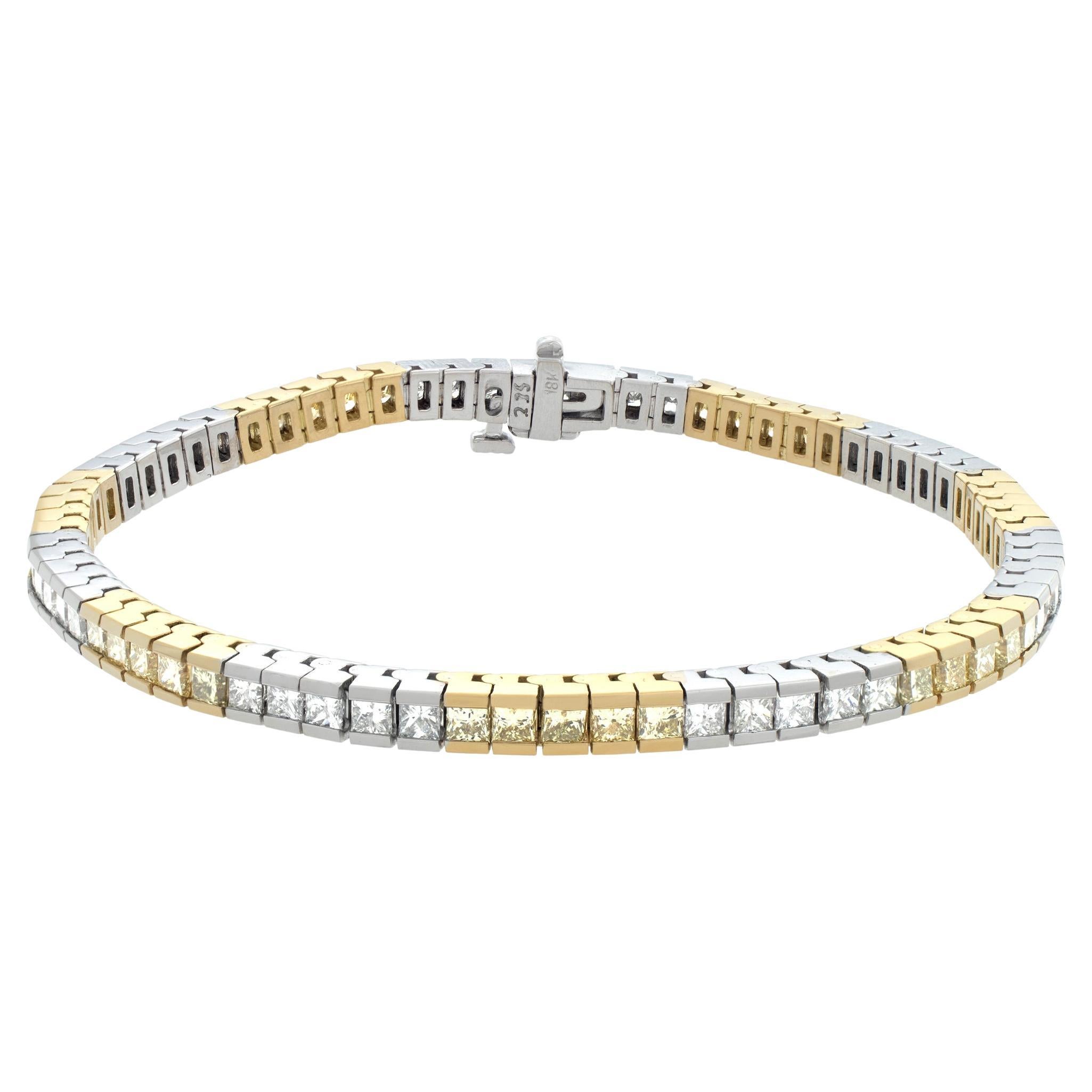 Bracelet en or blanc et jaune avec des diamants blancs et jaunes.