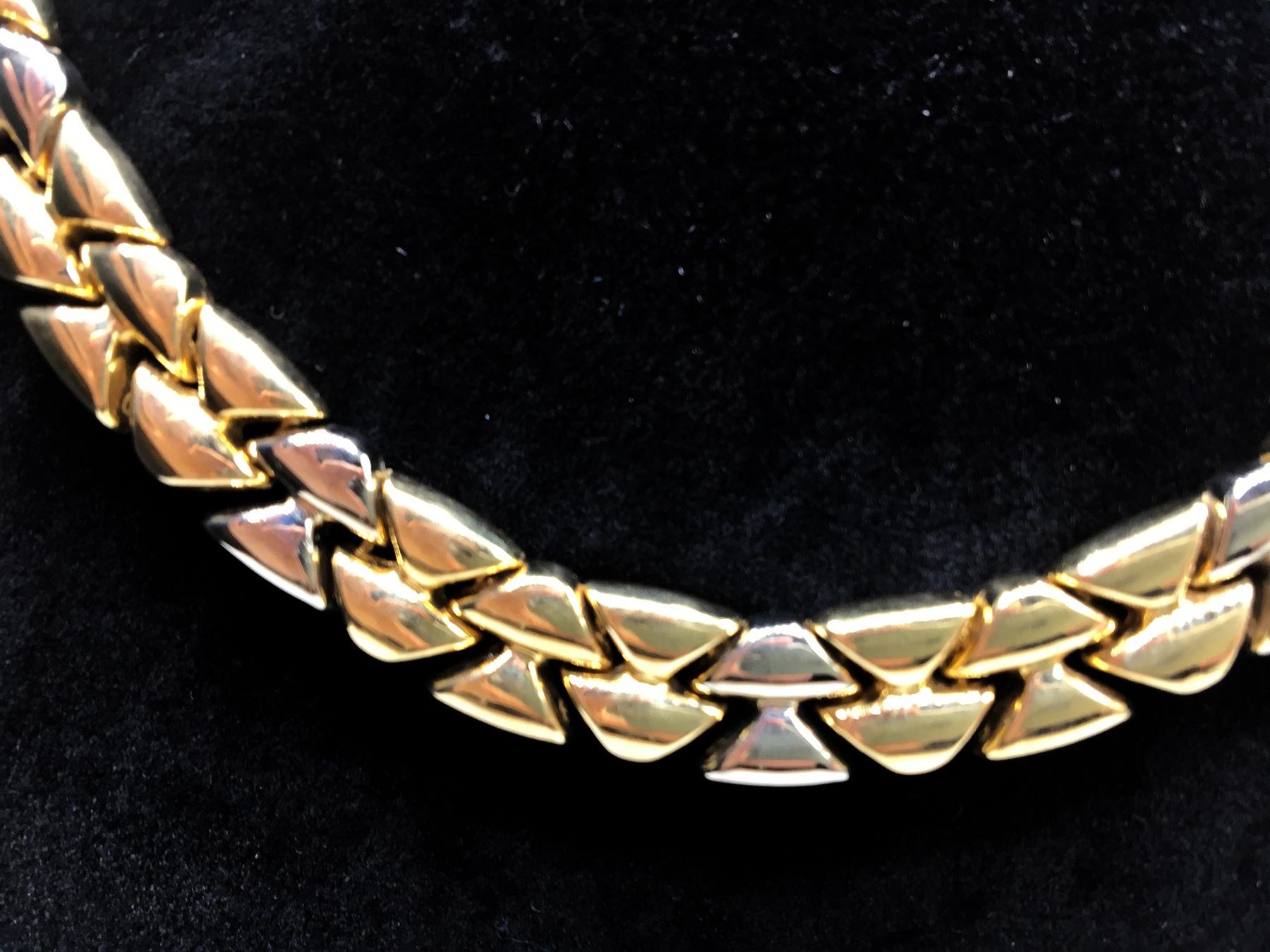Beautiful choker necklace in yellow and white gold 18 karat. The main material is yellow gold alternated with some details in white gold. Total 56 Grams. Italian production. A very refined necklace perfect for an elegant woman.