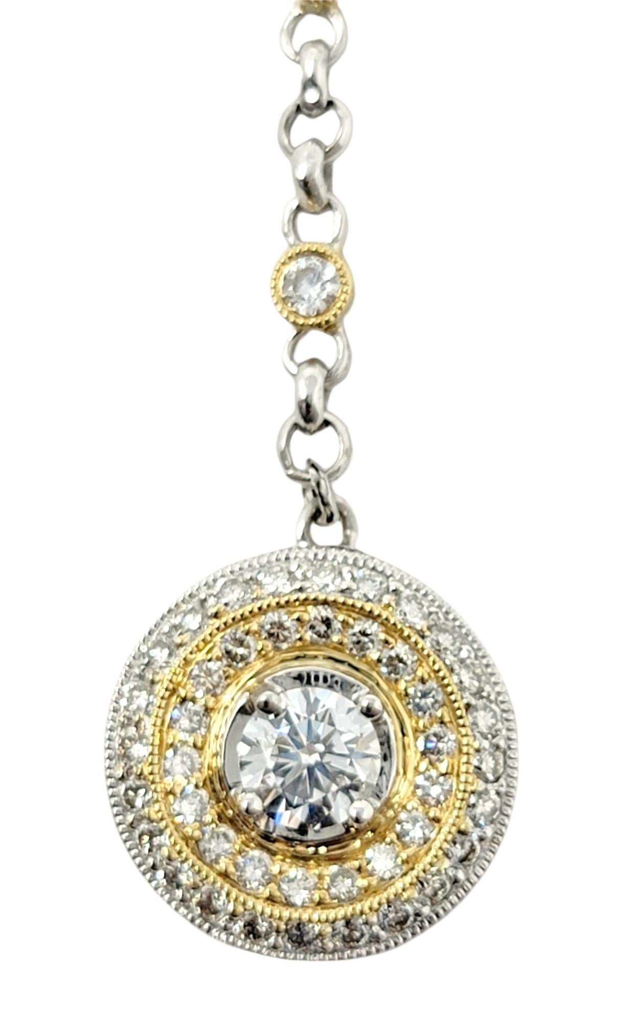 Ce collier en diamant bicolore absolument magnifique est simple mais sophistiqué. La combinaison de l'or blanc et de l'or jaune avec les diamants naturels scintillants en fait une pièce élégante qui s'accorde avec pratiquement toutes les tenues. Il