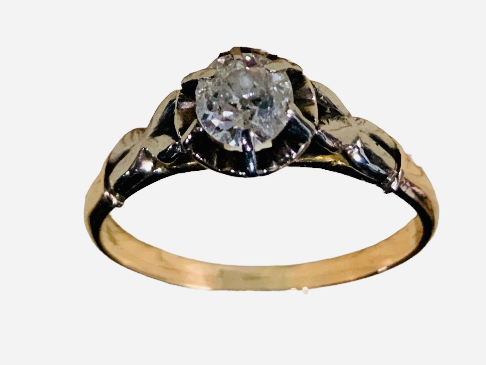 Il s'agit d'une bague de fiançailles du début du 19e siècle qui contient un diamant de taille ancienne ( Poids-0,60 carats ; en diamètre ; Couleur- G-H, Pureté- ?) monté en or blanc en serti clos avec une galerie décorée par deux cœurs à l'avant et
