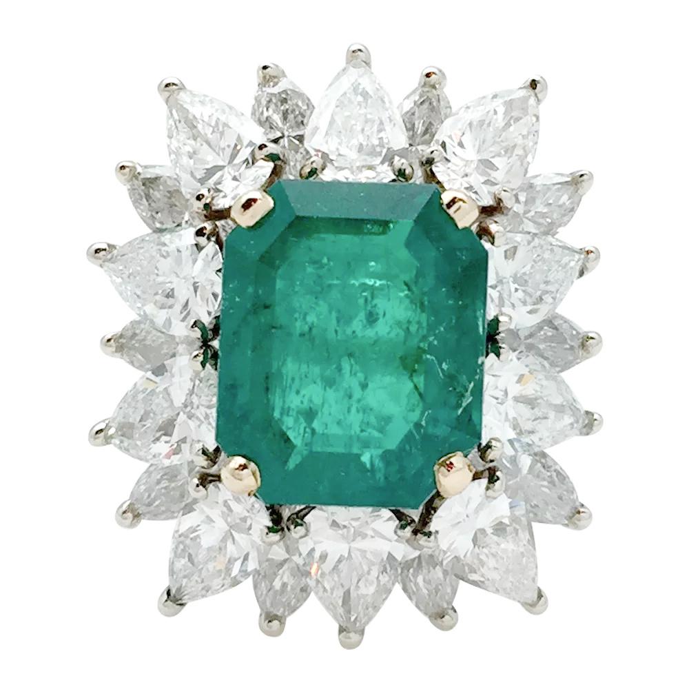An 18Kt yellow and white gold important ring set with a 5,44 carats octogonal cut emerald surrounding with navette and pear shaped diamonds.
Colombian Emerald certified by GEM Paris Lab.
Ring size : 5 3/4 sizable. 
Diamond weight : 10 pear-shaped