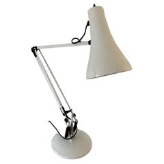 Lámpara de escritorio angular blanca Modelo 90