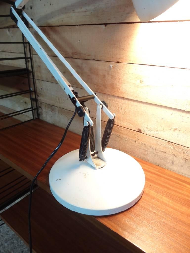 White Anglepoise Lamp Designed by George Carwardine for Herbert Terry

Measures: H 71cm, D 15cm, W 30cm.