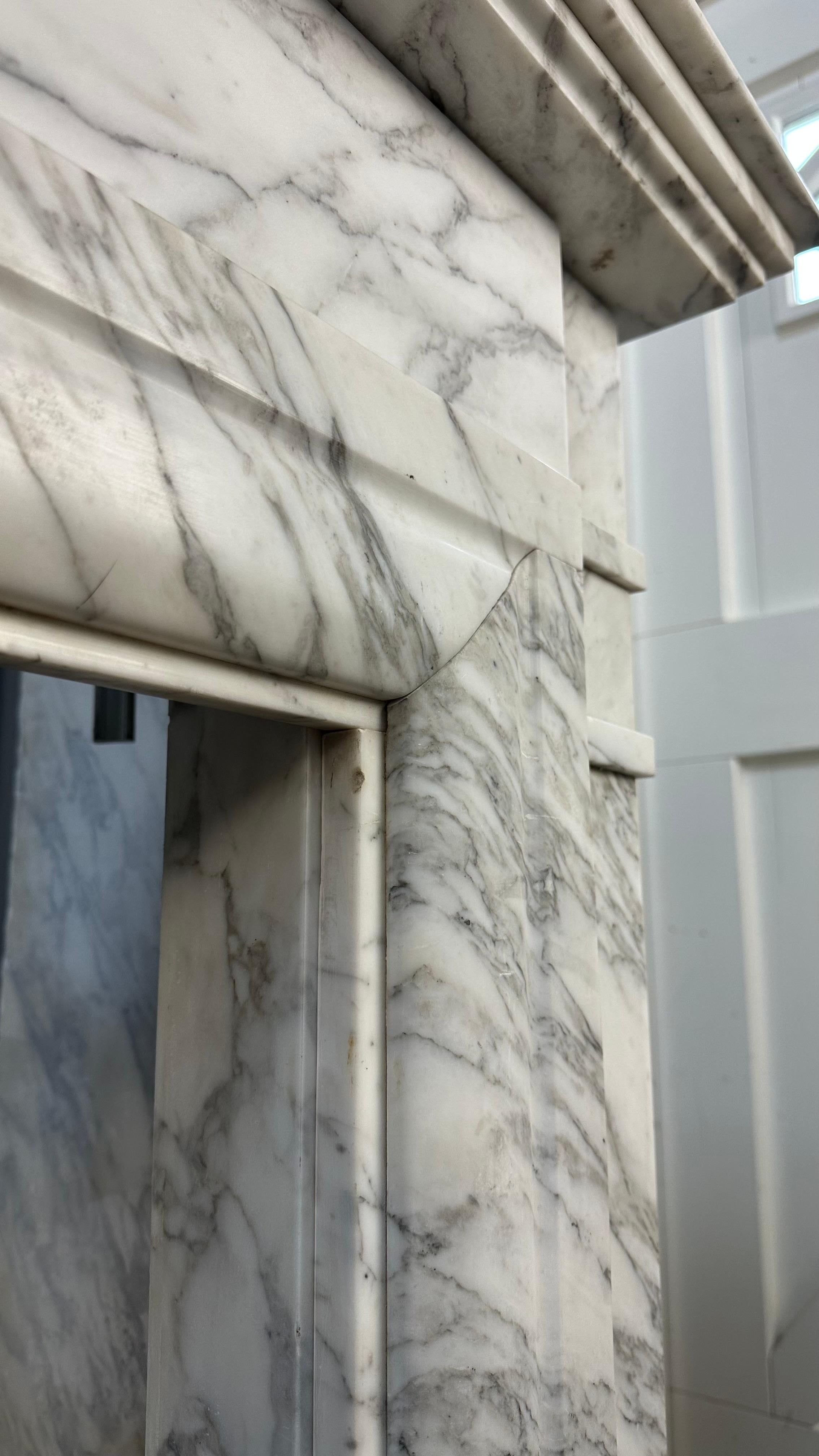 Weißer antiker Kaminsims aus weißem Art-Deco-Marmor im Art-déco-Stil (Französisch) im Angebot