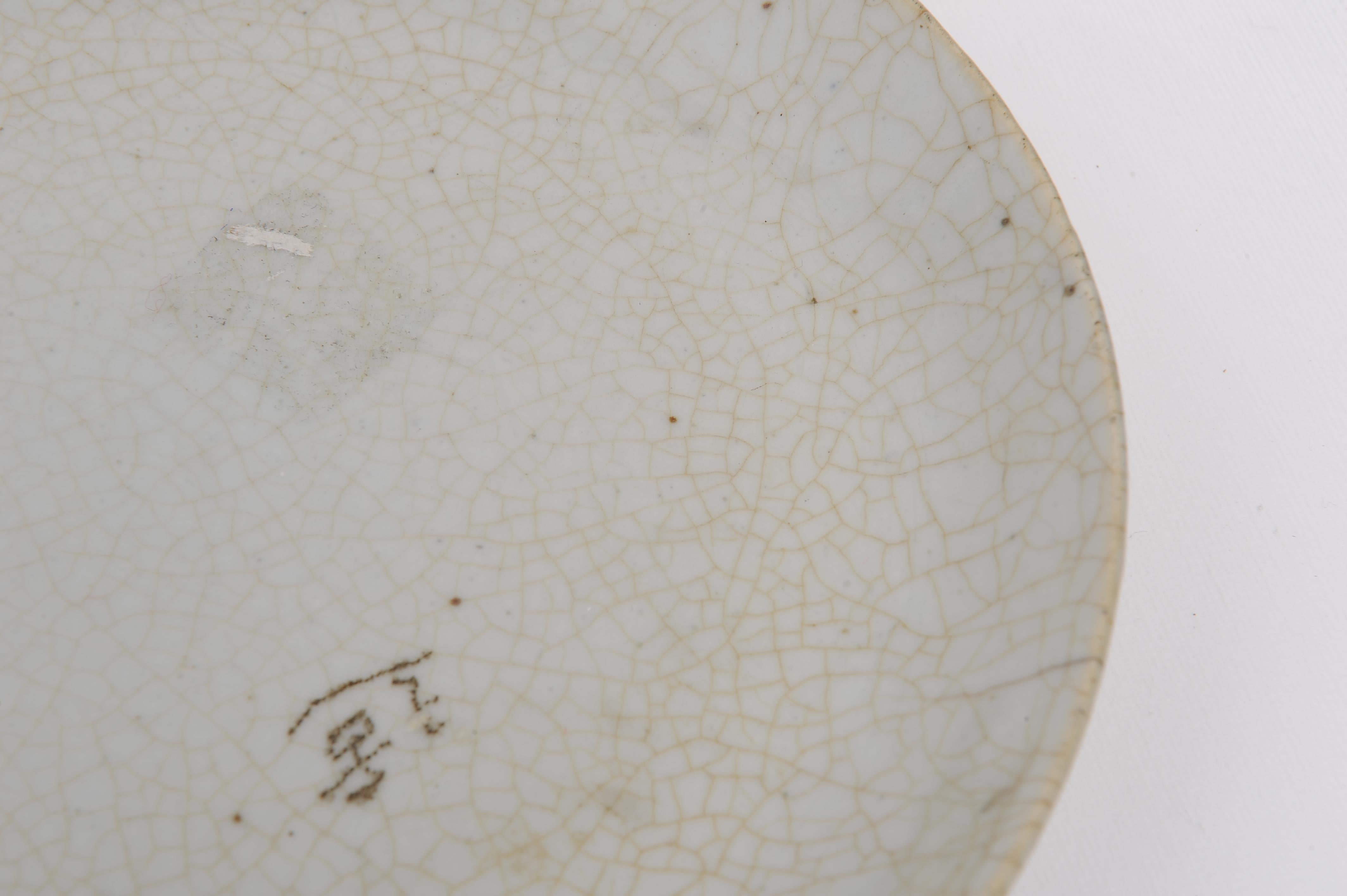 Weißer antiker Celadon-Teller im Zustand „Hervorragend“ im Angebot in Alessandria, Piemonte