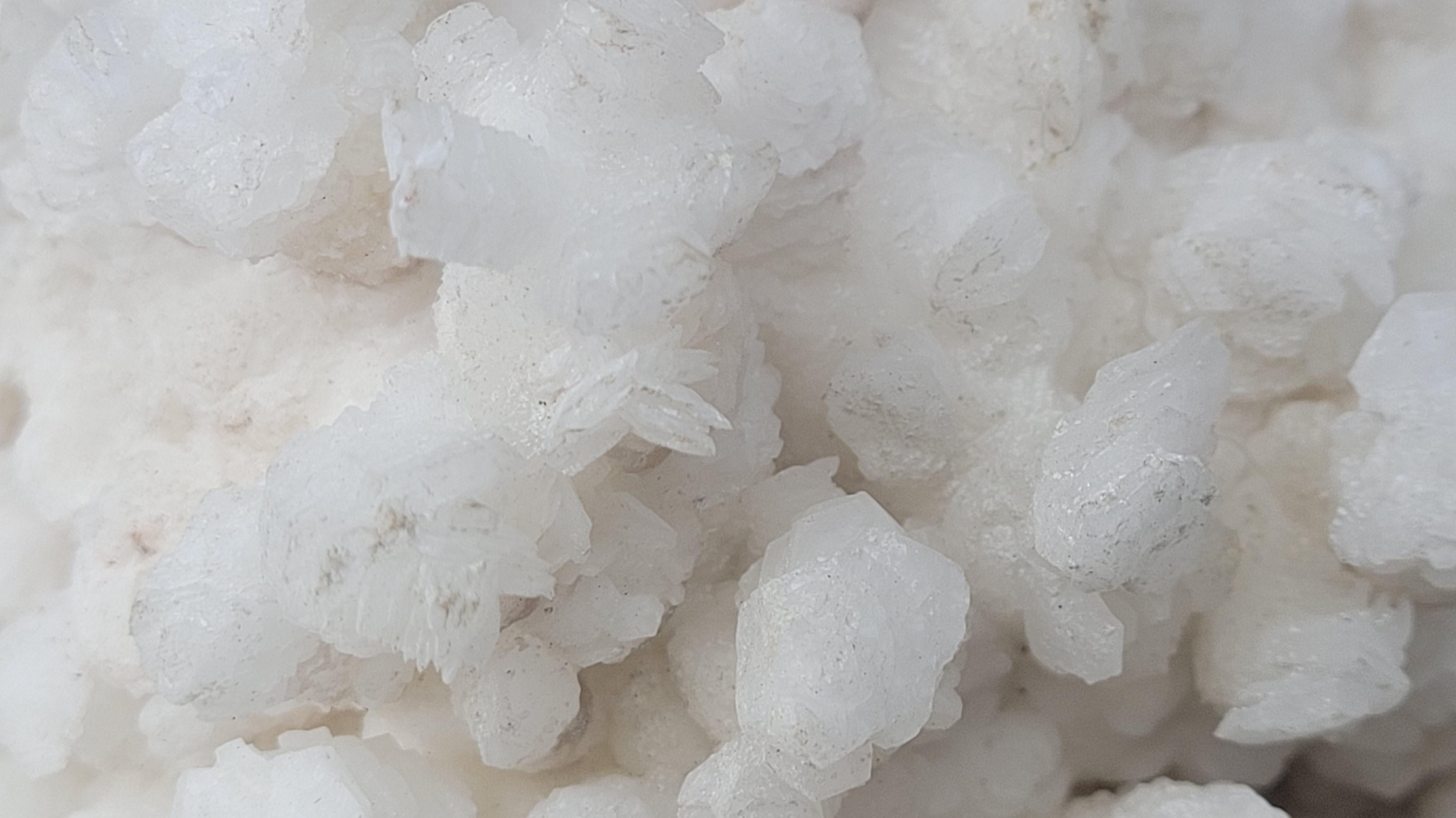 Pietra Aragonite bianca, minerale proveniente dal Messico, su base di legno in vendita