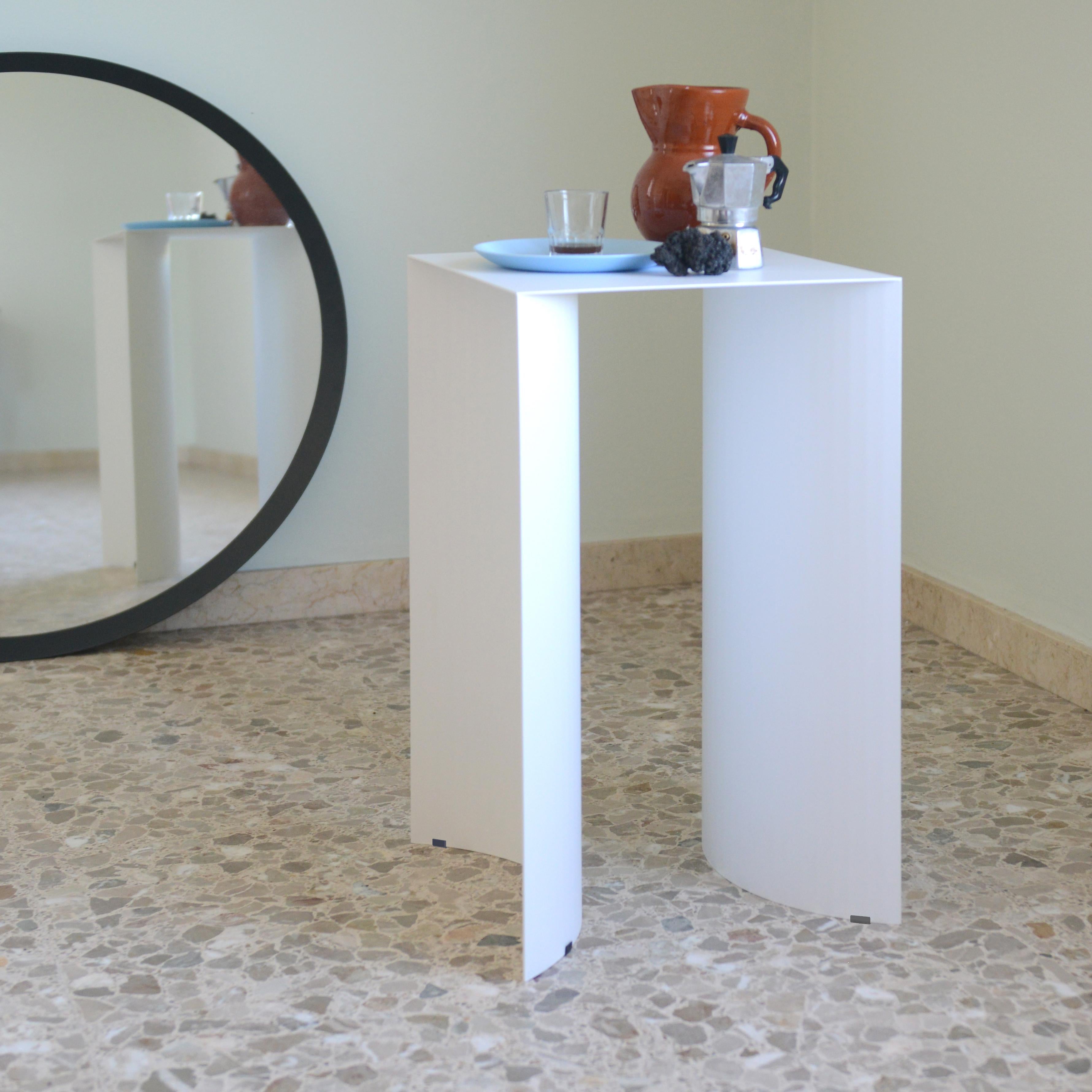 White Arc Table by OK Design
Dimensions: D 35 x W 35 x H 60 cm.
Materials: Powder-coated metal.

Available in black, white, or blue. Please contact us.

Arc Table is a sleek and elegant side table that adds a touch of sophistication to any room.