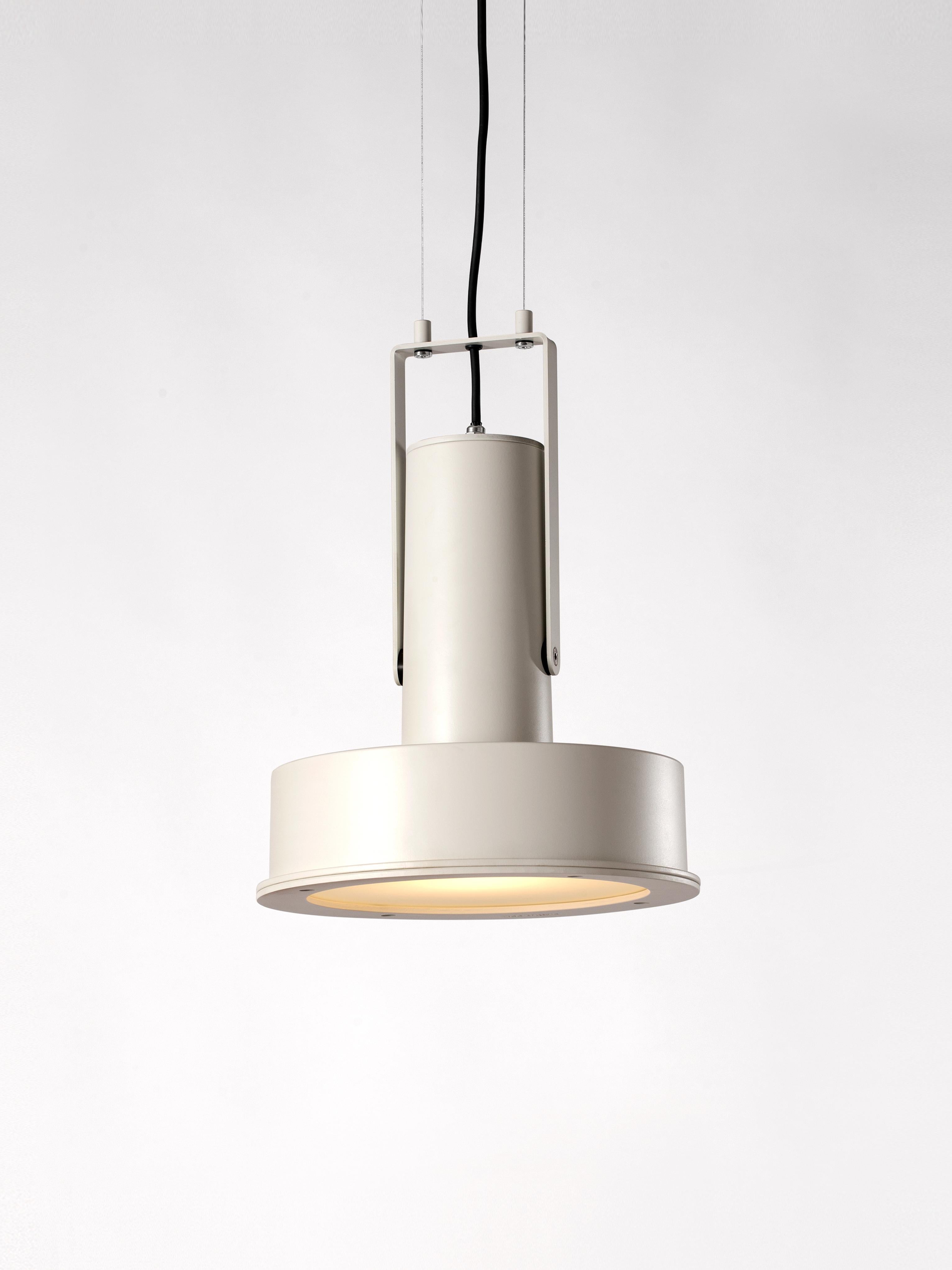 White Arne Domus pendant lamp by Santa & Cole
Dimensions: D 31 x H 440 cm
Materials: Metal, aluminum.
Available in other colors.

This elegant spotlight works both indoors and out. Its injected aluminium body and inner LED technology ensure