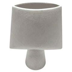 Weiße Vase in Pfeilform im dänischen Design, China, zeitgenössisch