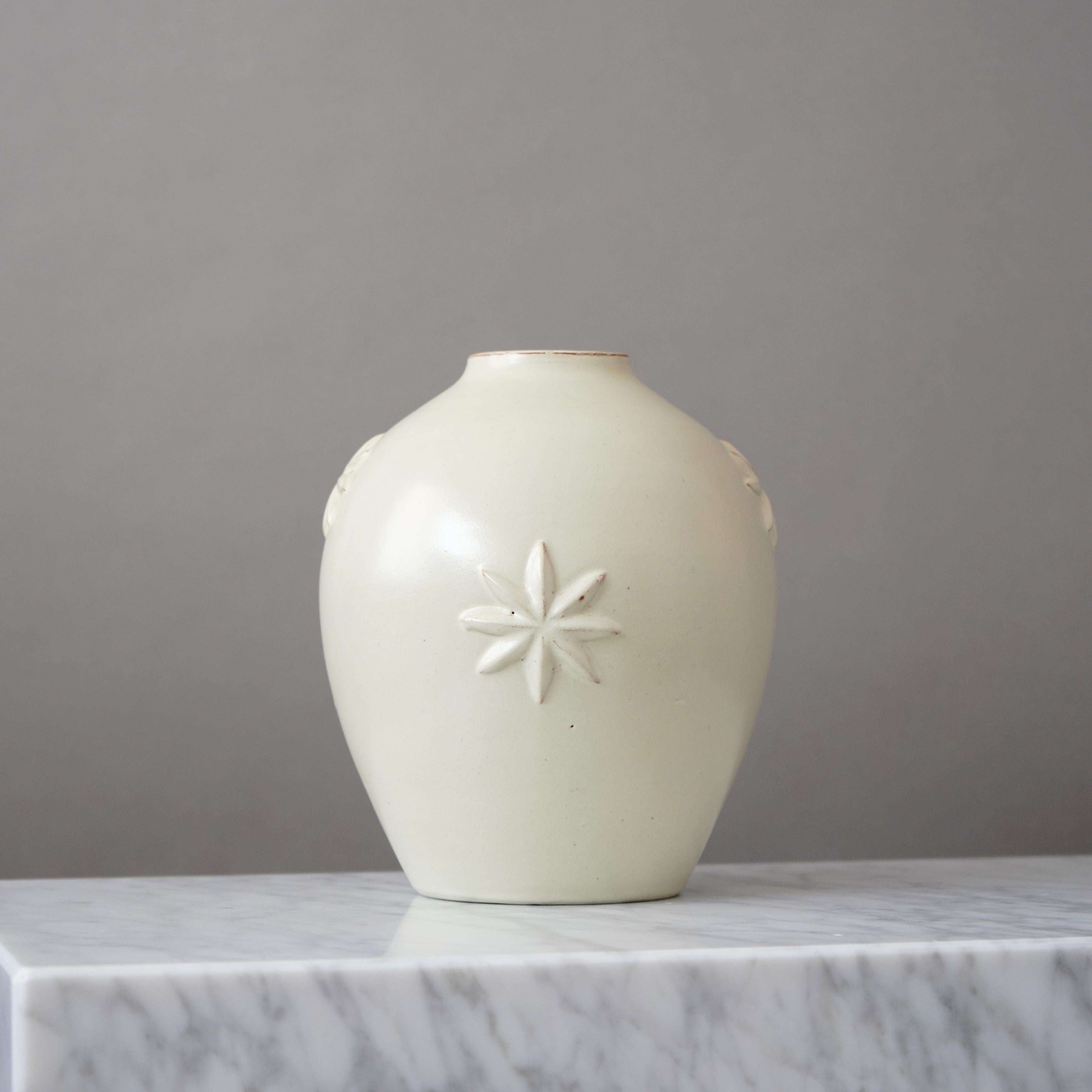 Beautiful earthenware vase with off-white glaze. Art Deco / Swedish Grace.
Designed by Jerk Werkmaster for Nittsjö, Sweden, 1930s.

Good condition. With some flaws in the glaze from production.
Inpressed 'NITTSJÖ' and signed 'jw'.

