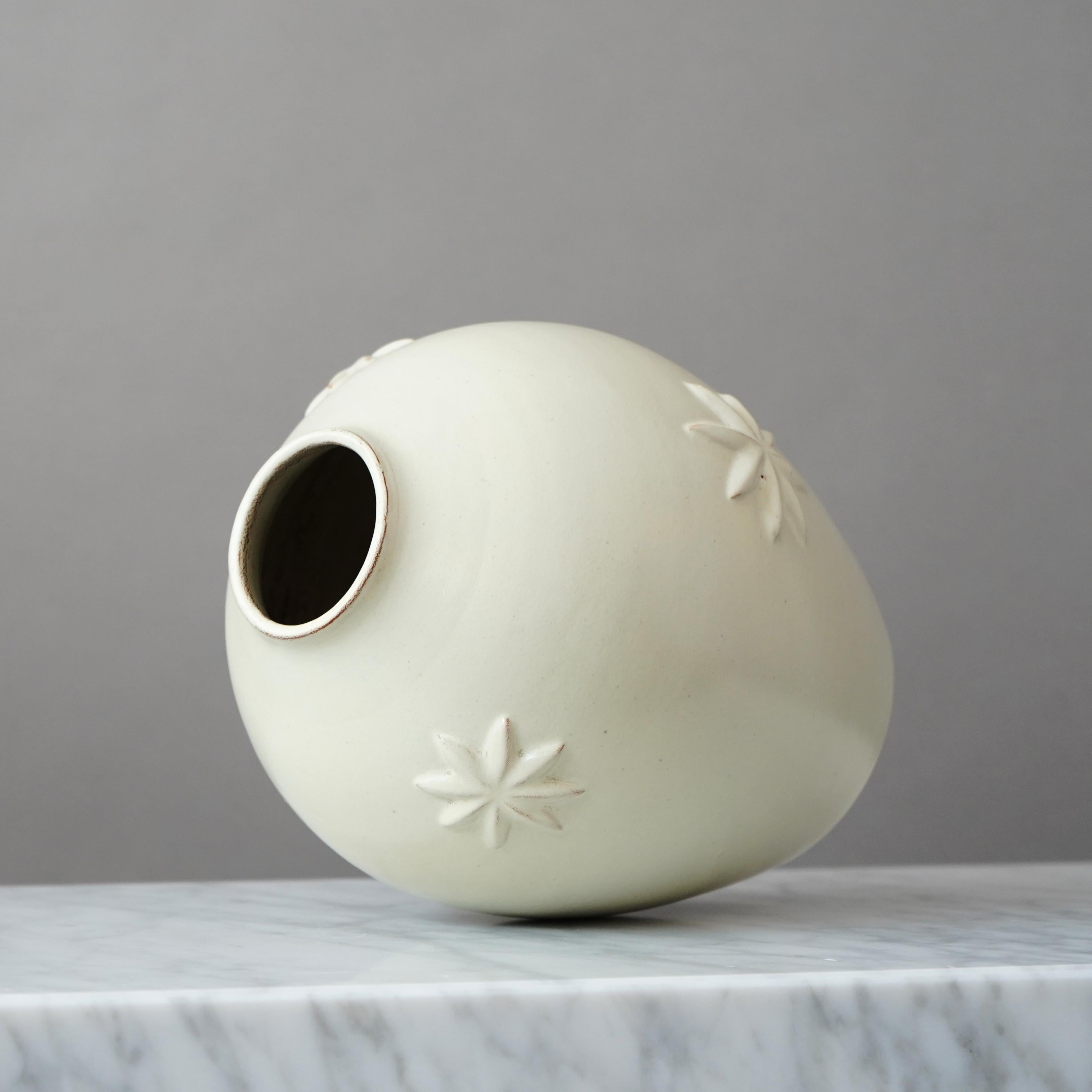 White Art Deco Ceramic Vase by Jerk Werkmäster for Nittsjo, Sweden, 1930s. Art Decó en venta