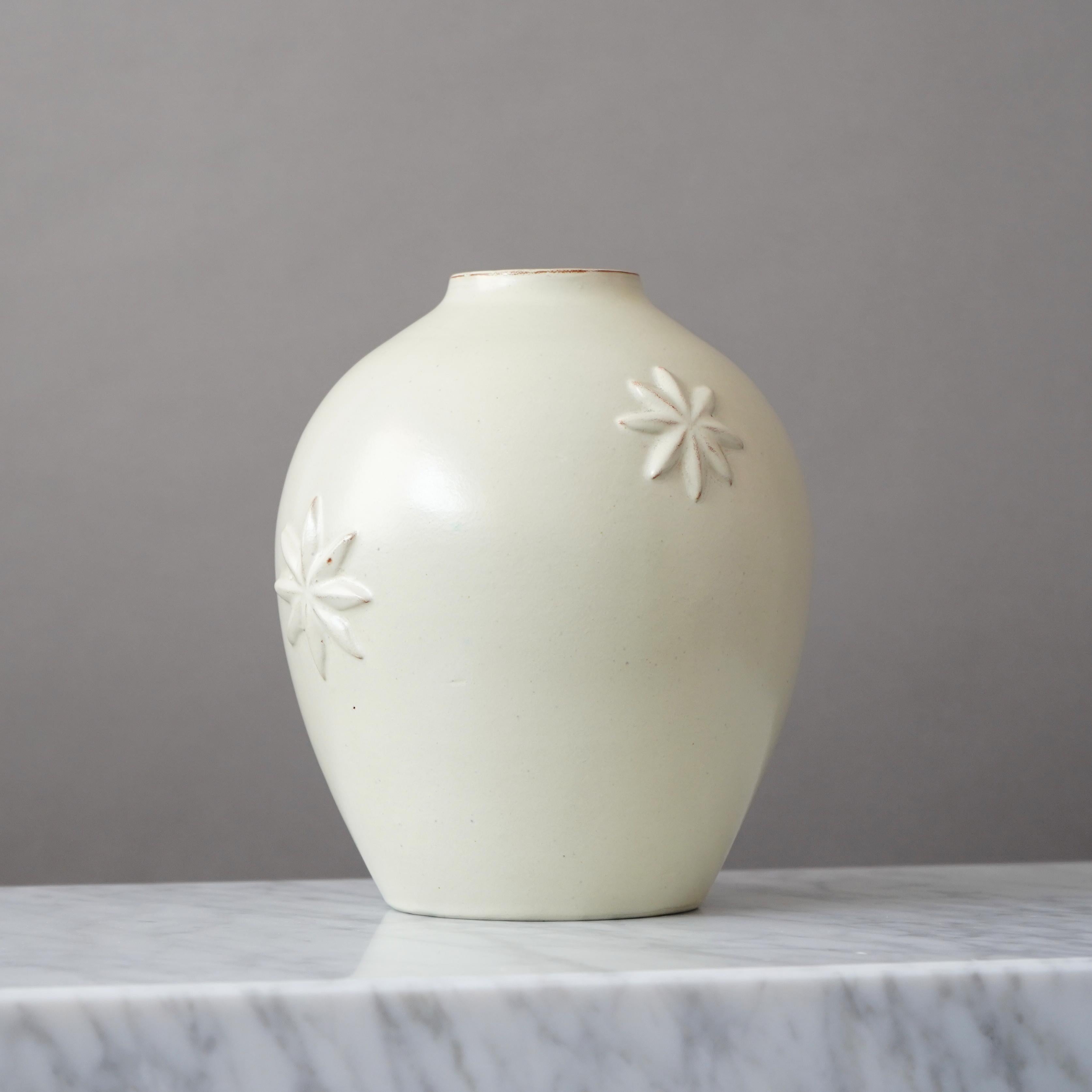 White Art Deco Ceramic Vase by Jerk Werkmäster for Nittsjo, Sweden, 1930s. Sueco en venta