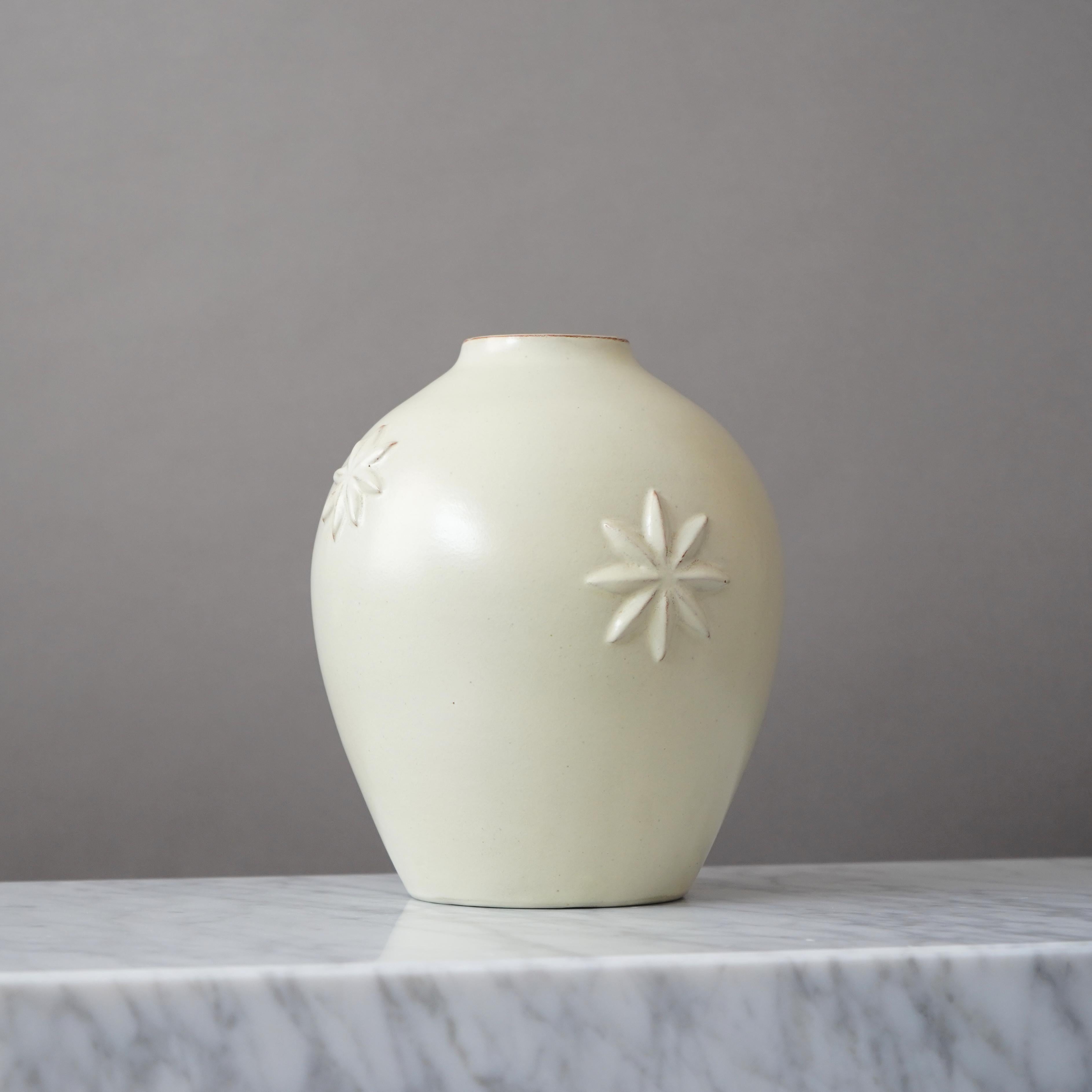 White Art Deco Ceramic Vase by Jerk Werkmäster for Nittsjo, Sweden, 1930s. Transformado en venta