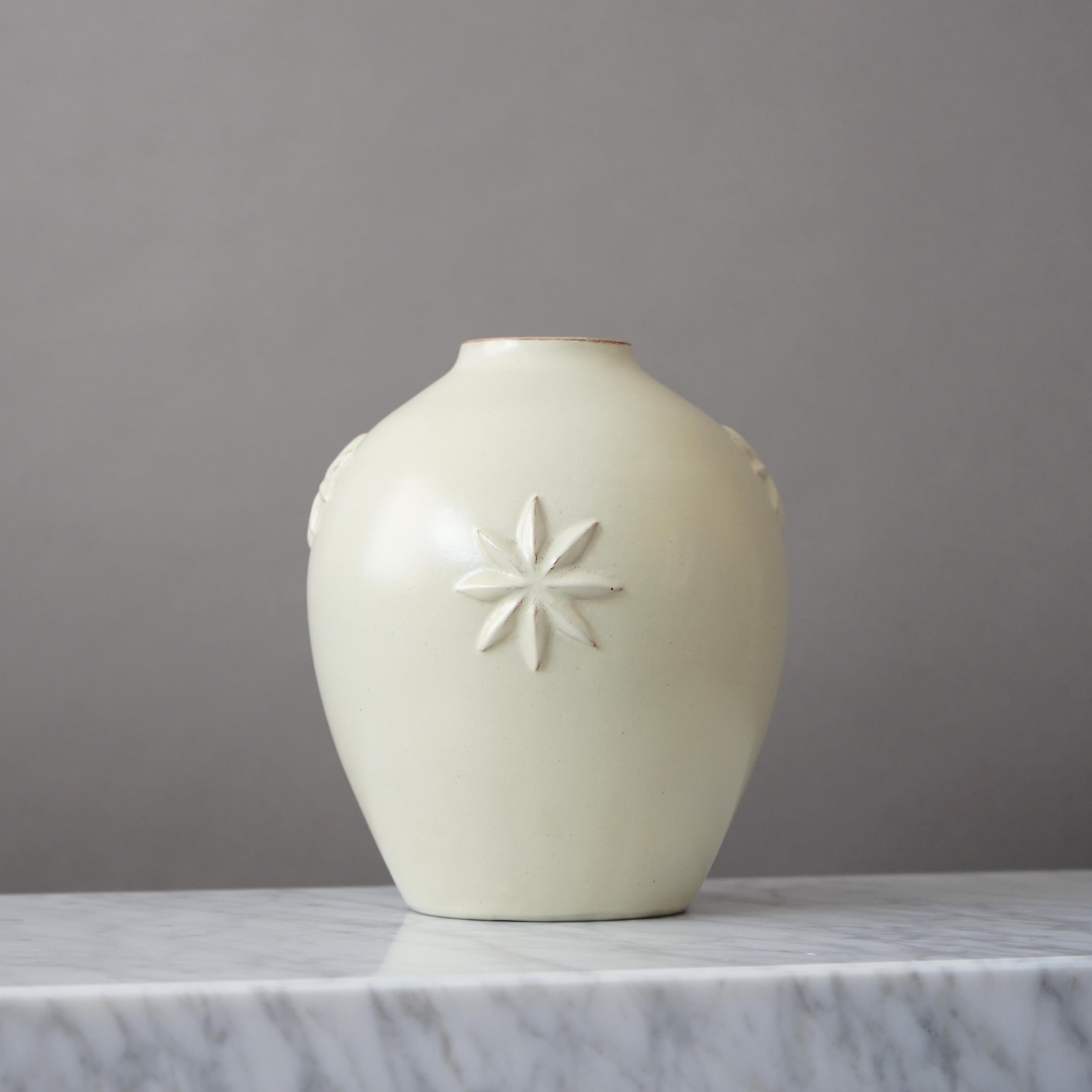 White Art Deco Ceramic Vase by Jerk Werkmäster for Nittsjo, Sweden, 1930s. en Bueno estado para la venta en Malmö, SE
