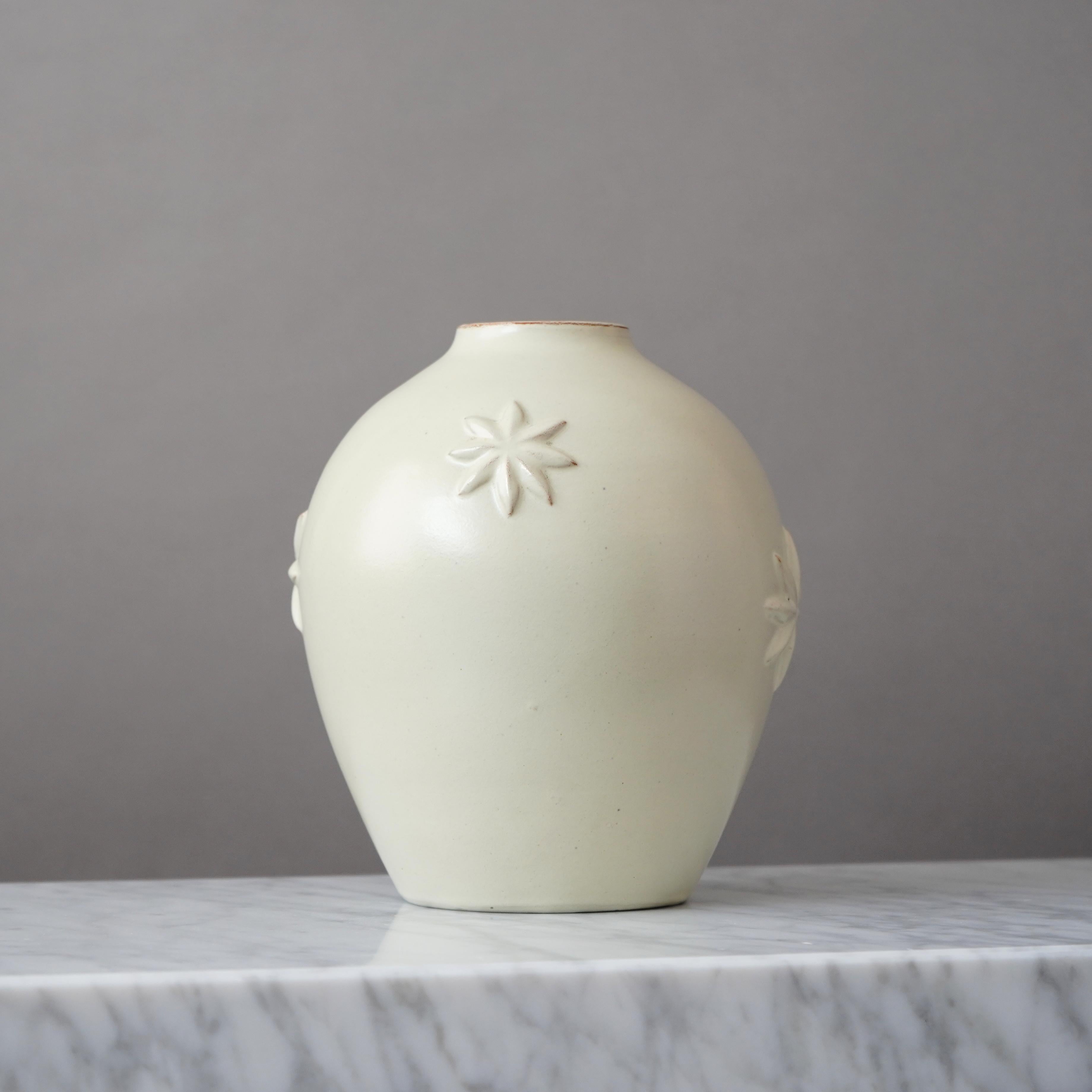 White Art Deco Ceramic Vase by Jerk Werkmäster for Nittsjo, Sweden, 1930s. siglo XX en venta