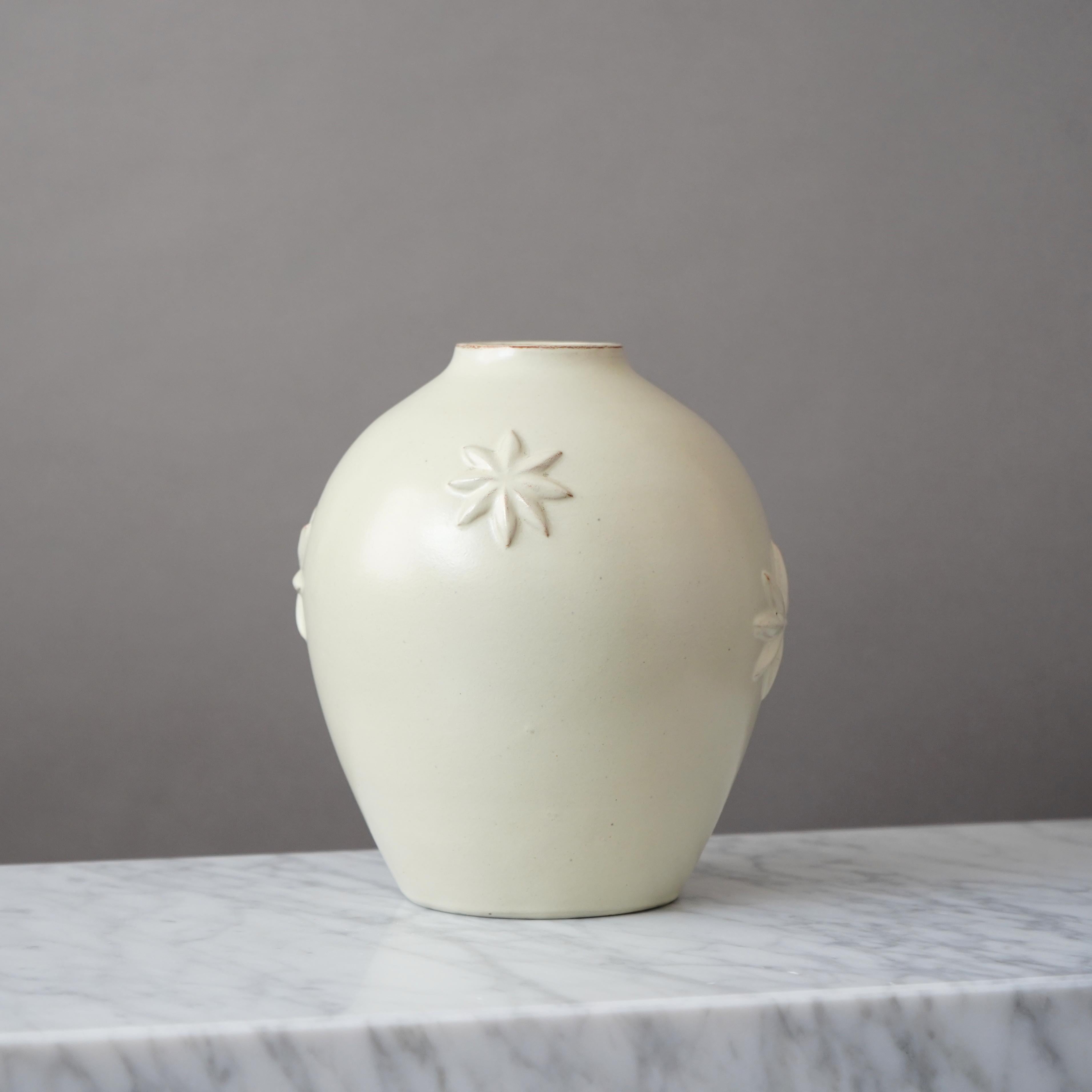 White Art Deco Ceramic Vase by Jerk Werkmäster for Nittsjo, Sweden, 1930s. en venta 1