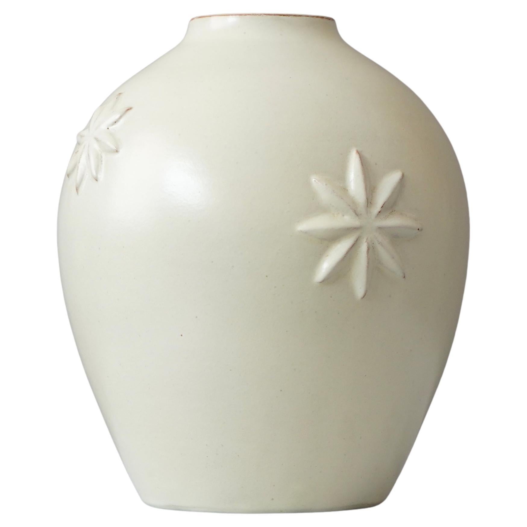 White Art Deco Ceramic Vase by Jerk Werkmäster for Nittsjo, Sweden, 1930s. en venta