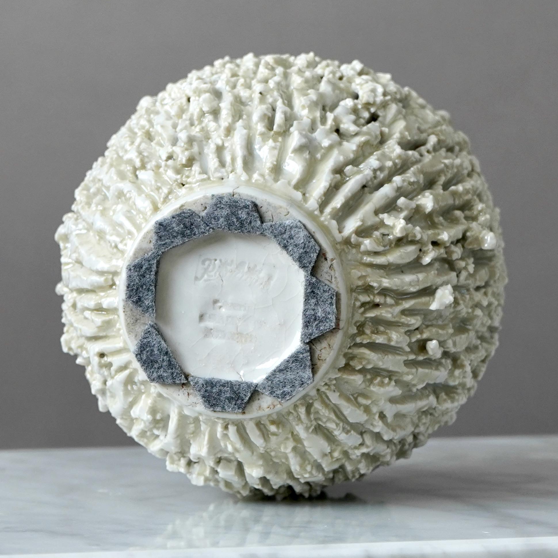 Vaso Chamotte Art Deco bianco 'Hedgehog' di Gunnar Nylund. Rorstrand Svezia anni '30 in vendita 2