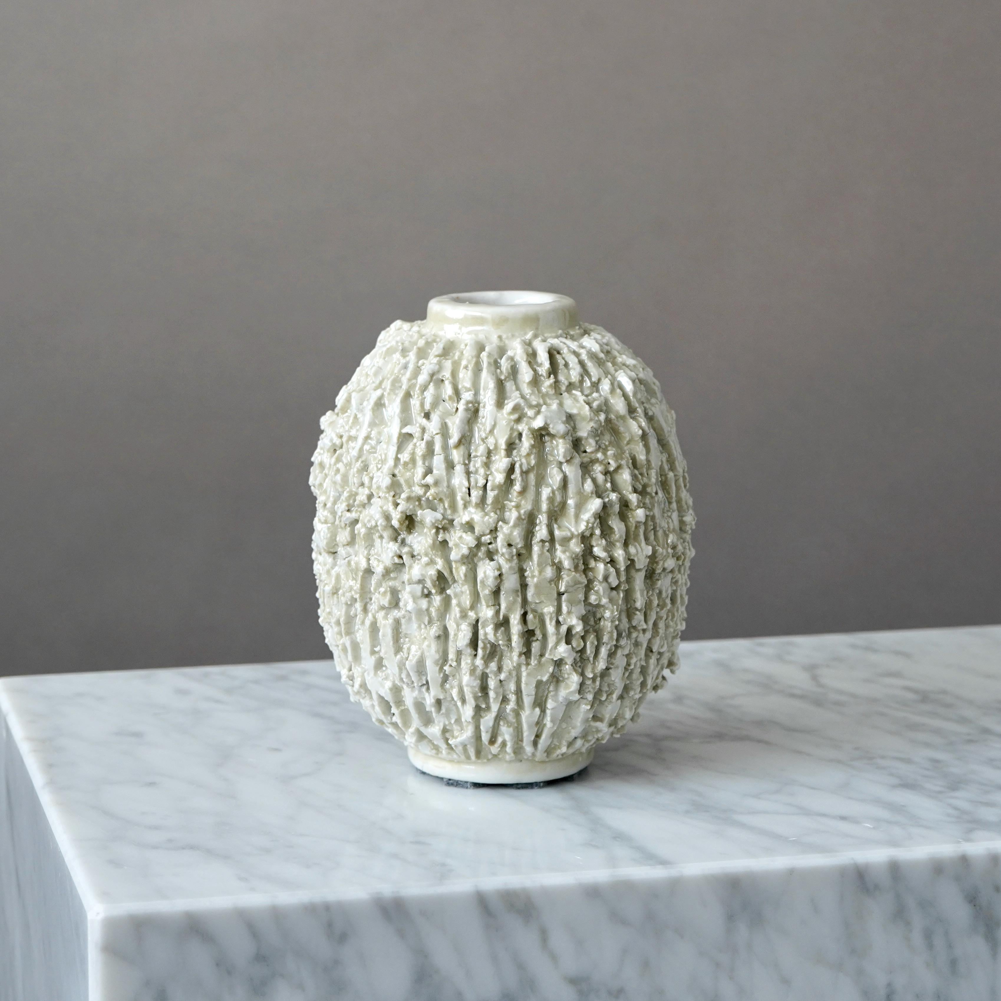 Un bellissimo vaso bianco in gres chamotte. Art Deco / Swedish Grace.
Progettata da Gunnar Nylund nel 1936 per Rorstrand, Svezia.

Ottime condizioni. Alcune crepe da cottura (dovute alla produzione) sul bordo inferiore.
Impresso 