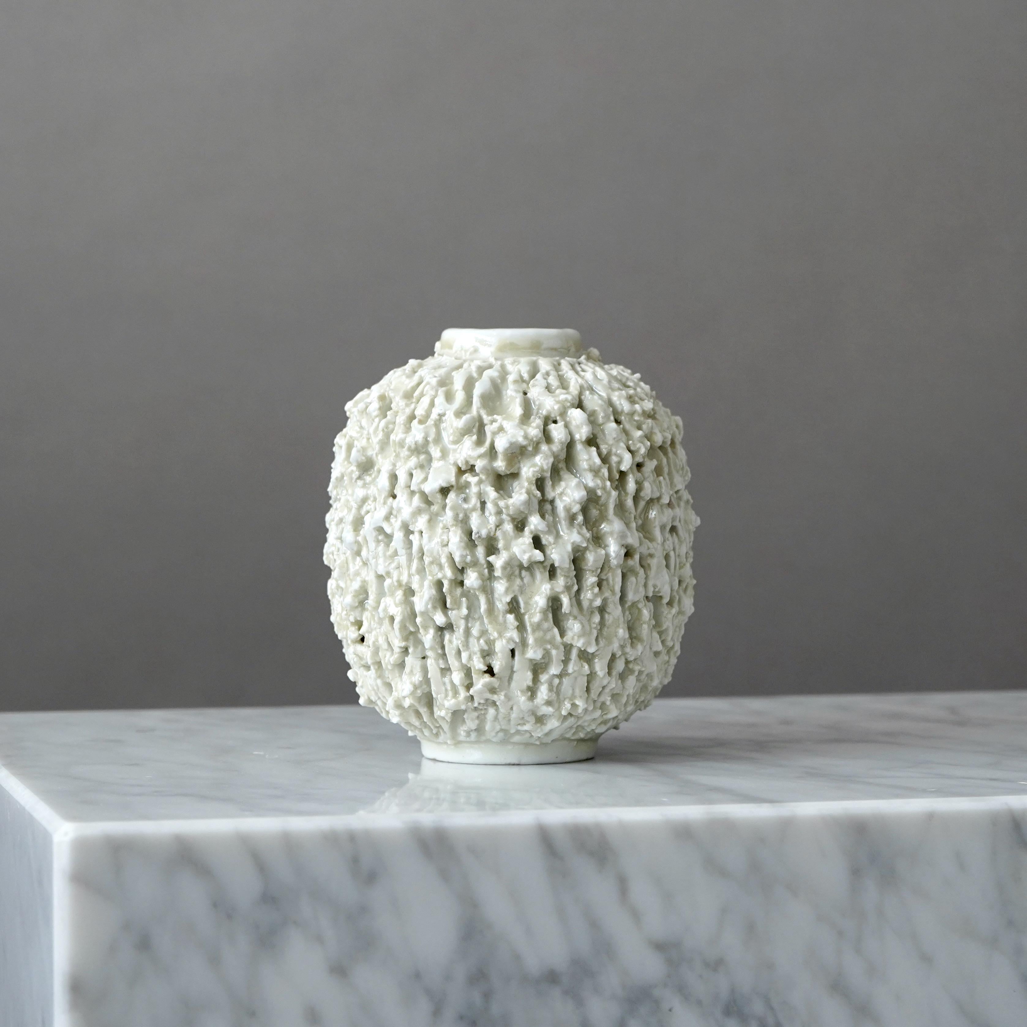 Un bellissimo vaso bianco in gres chamotte. Art Deco / Swedish Grace.
Progettata da Gunnar Nylund nel 1936 per Rorstrand, Svezia.

Ottime condizioni. 
Impresso 