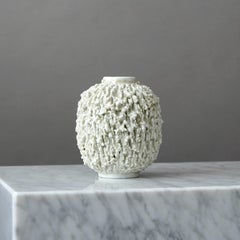Vaso Chamotte Art Deco bianco 'Hedgehog' di Gunnar Nylund. Rorstrand Svezia anni '30